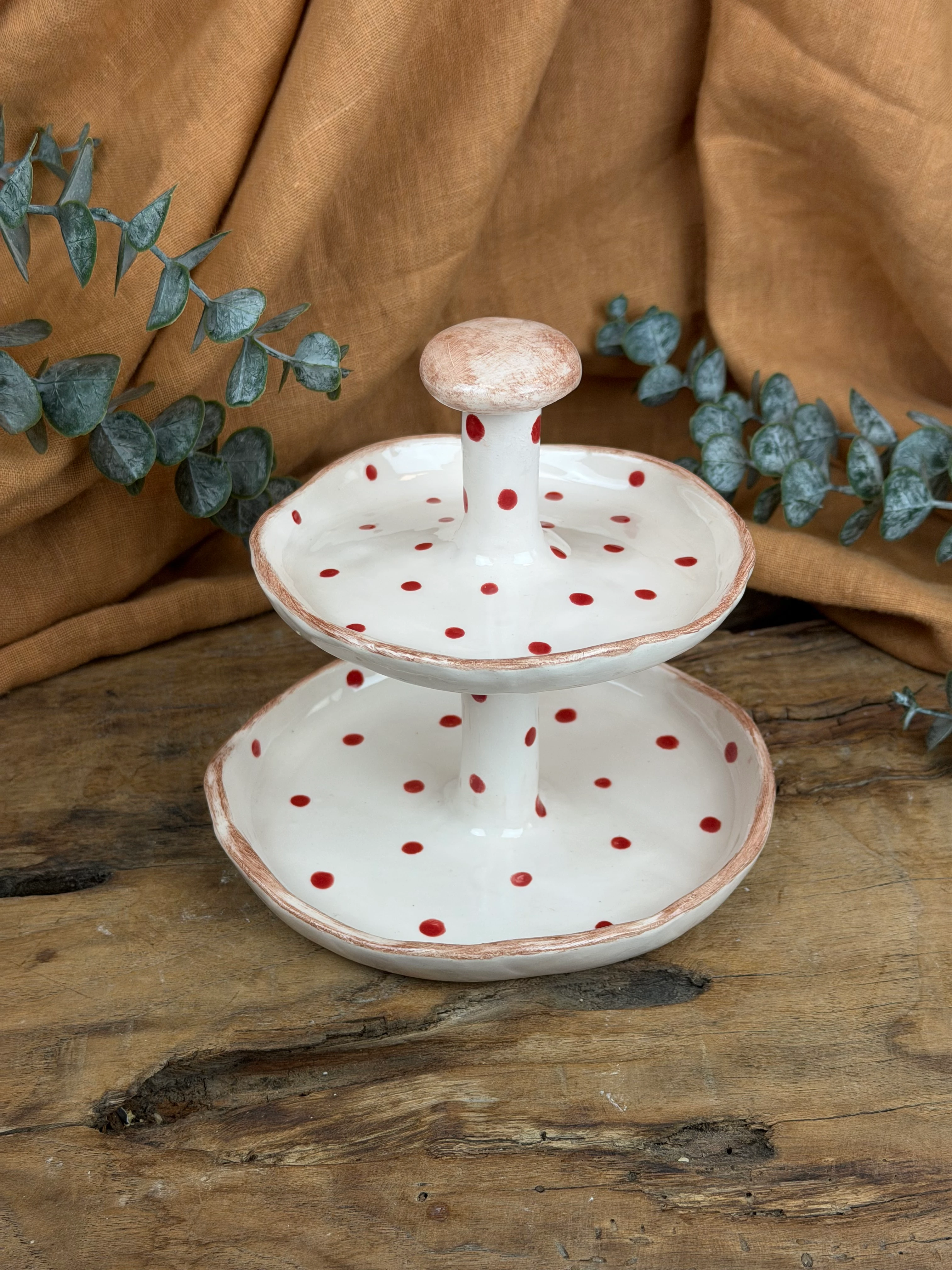 El Yapımı İki Katlı Seramik Kurabiye Standı – Kırmızı Puantiyeli, Stoneware