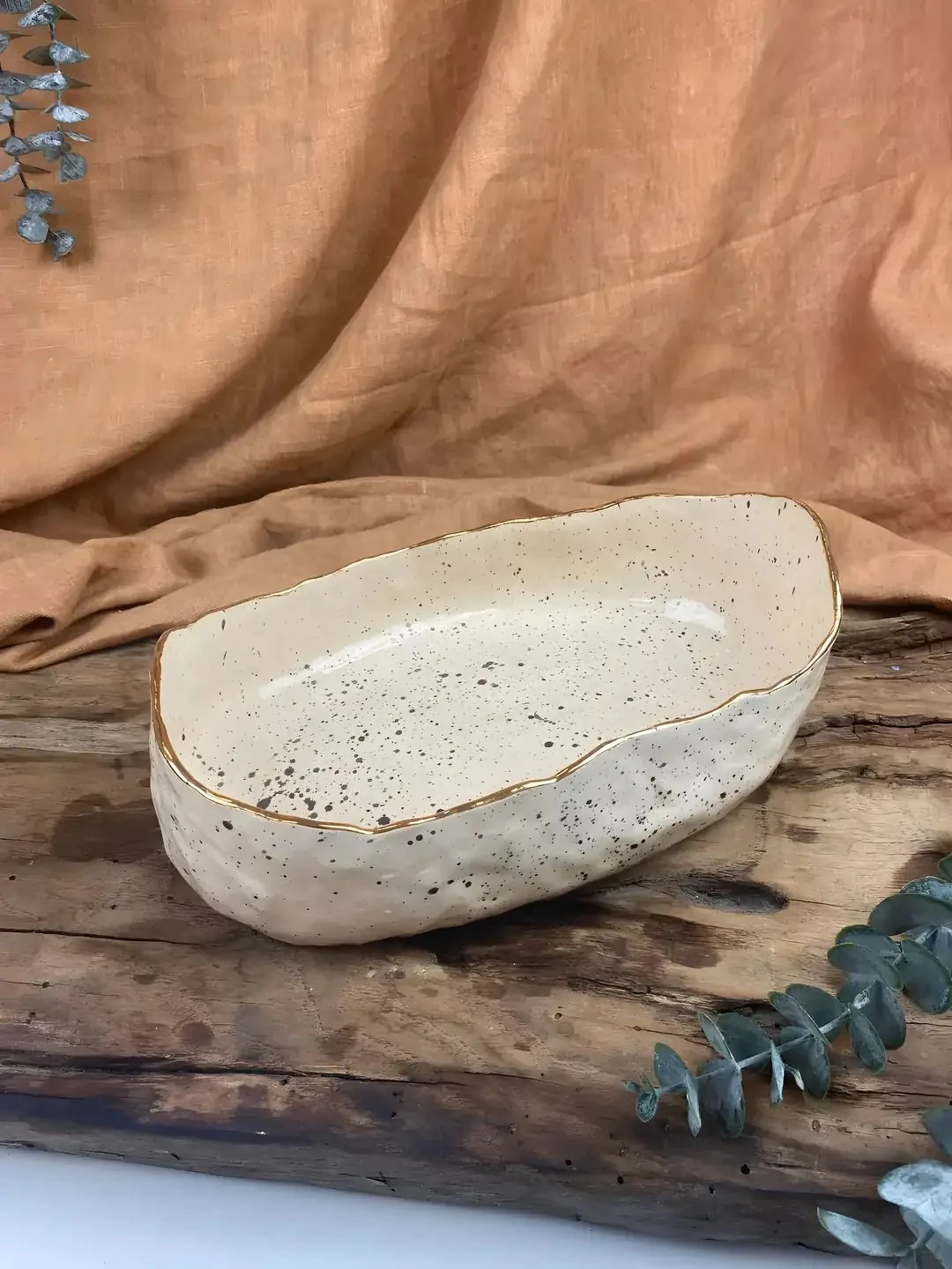 El Yapımı Stoneware Kase – 24K Altın, Sıcak/Soğuk Gıda Uyumlu, Bulaşık Makinesinde Yıkanabilir