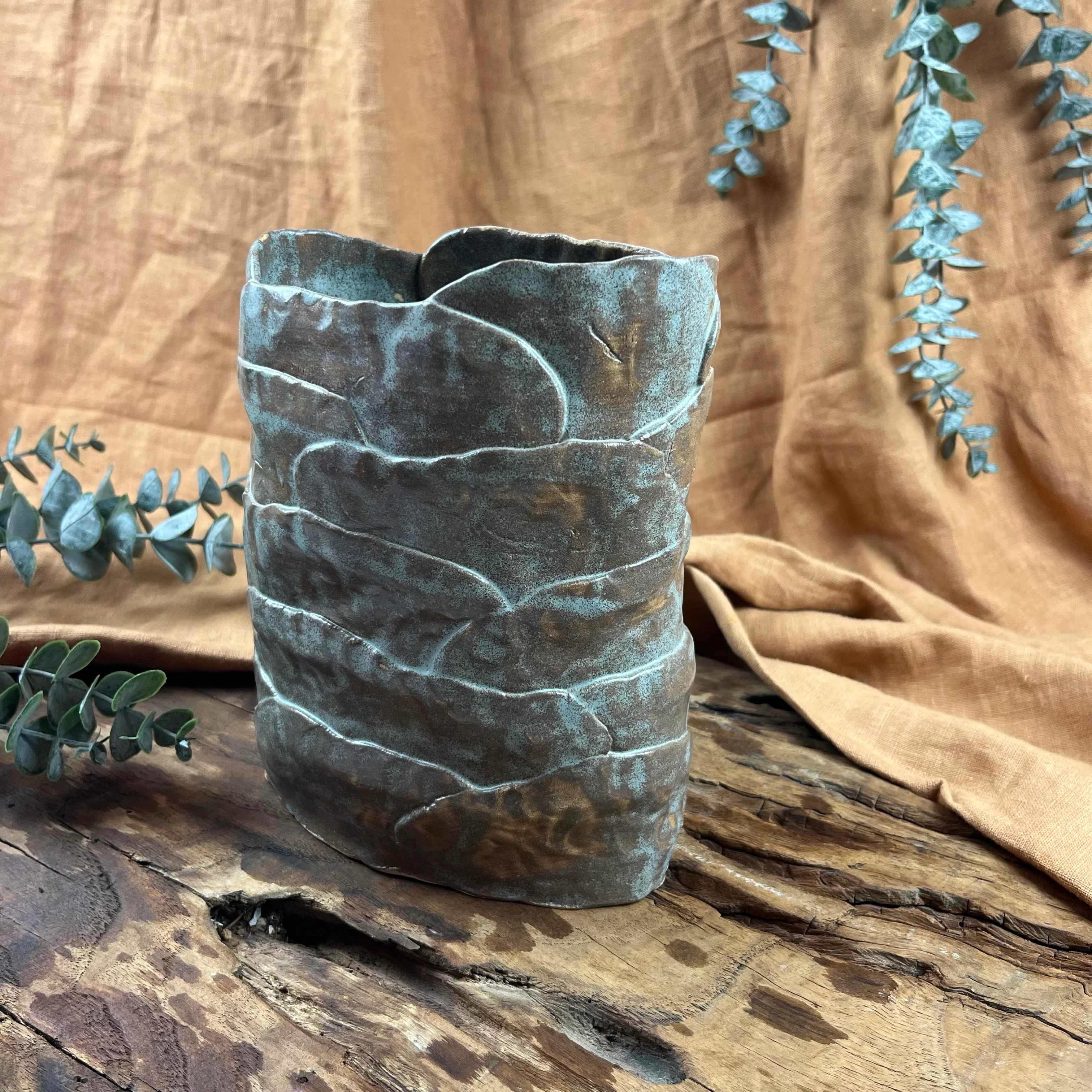 El Yapımı Stoneware Seramik Vazo – Mavi ve Kahve Tonlarında Doğal Denge