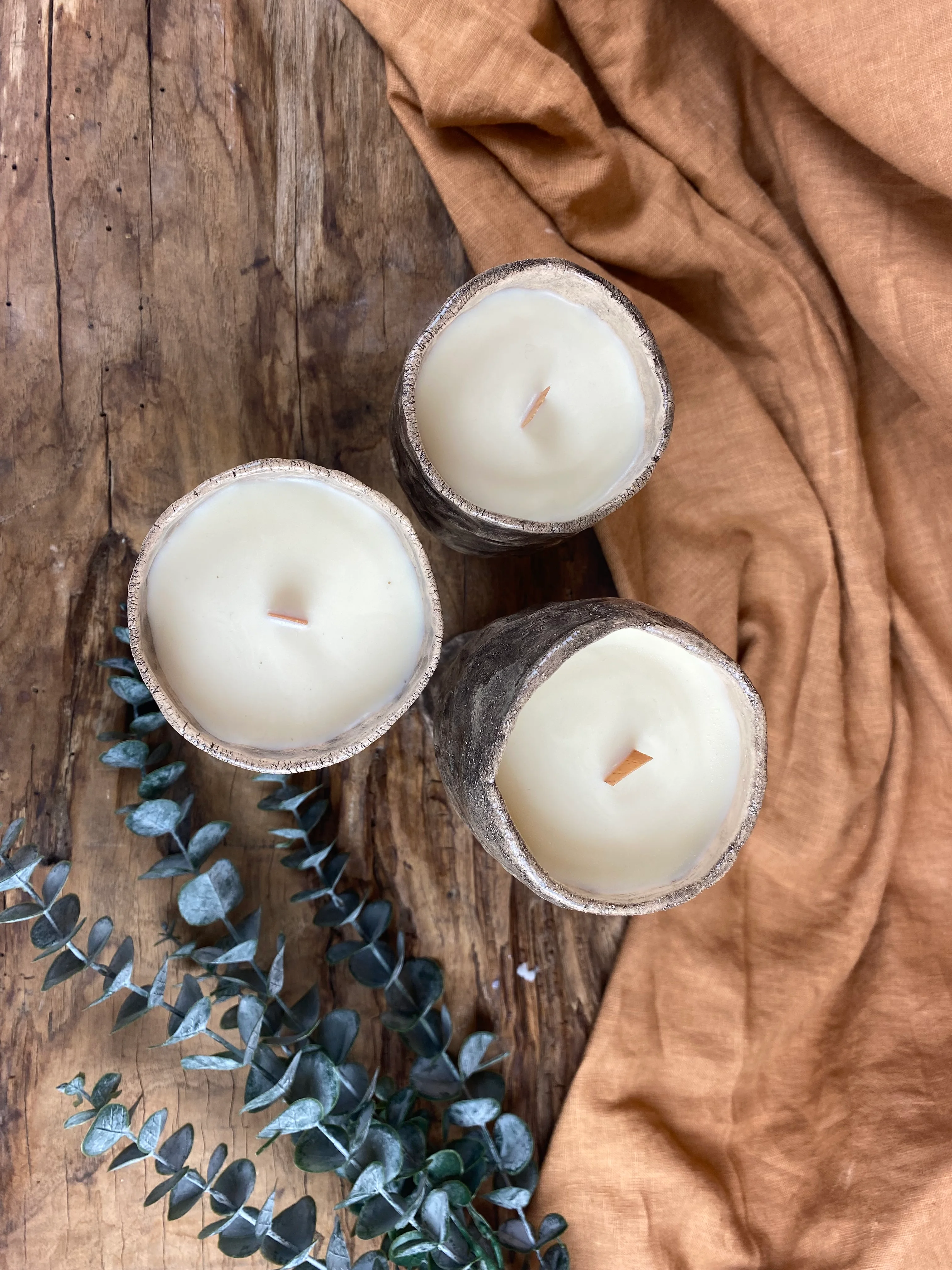 El Yapımı 3’lü Ayaklı Mumluk Seti – Bej Renkli Sağlığa Zararsız Mumlar, Stoneware Tasarım, Bulaşık Makinesinde Yıkanabilir