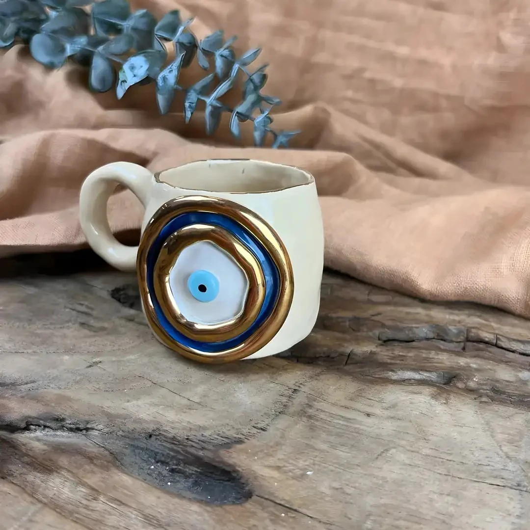 El Yapımı Stoneware Kahve Fincanı 110 ml (Bej, Mavi Nazar Boncuğu & Altın Detaylı)