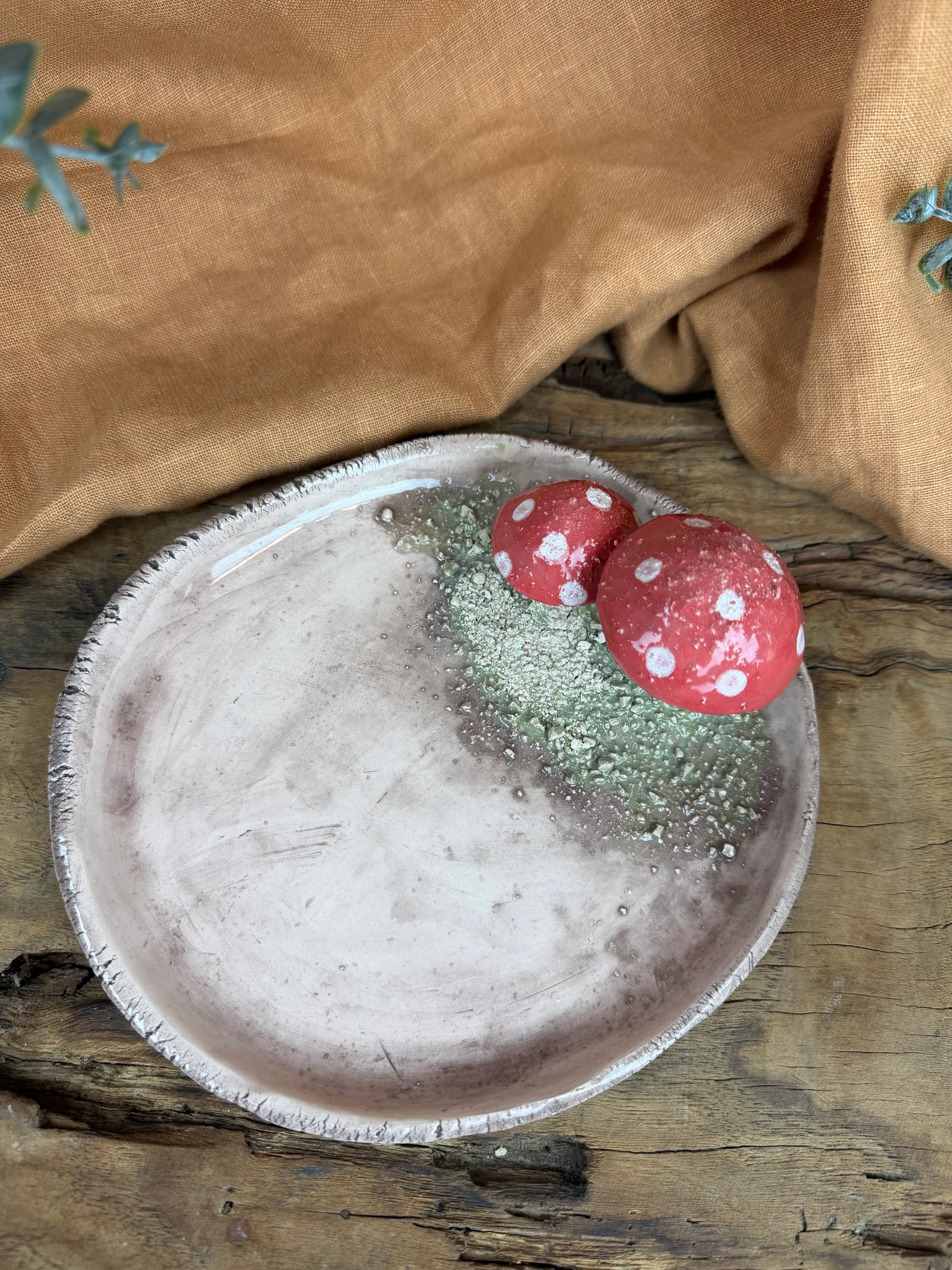 Mantarlı sunum tabağı. 