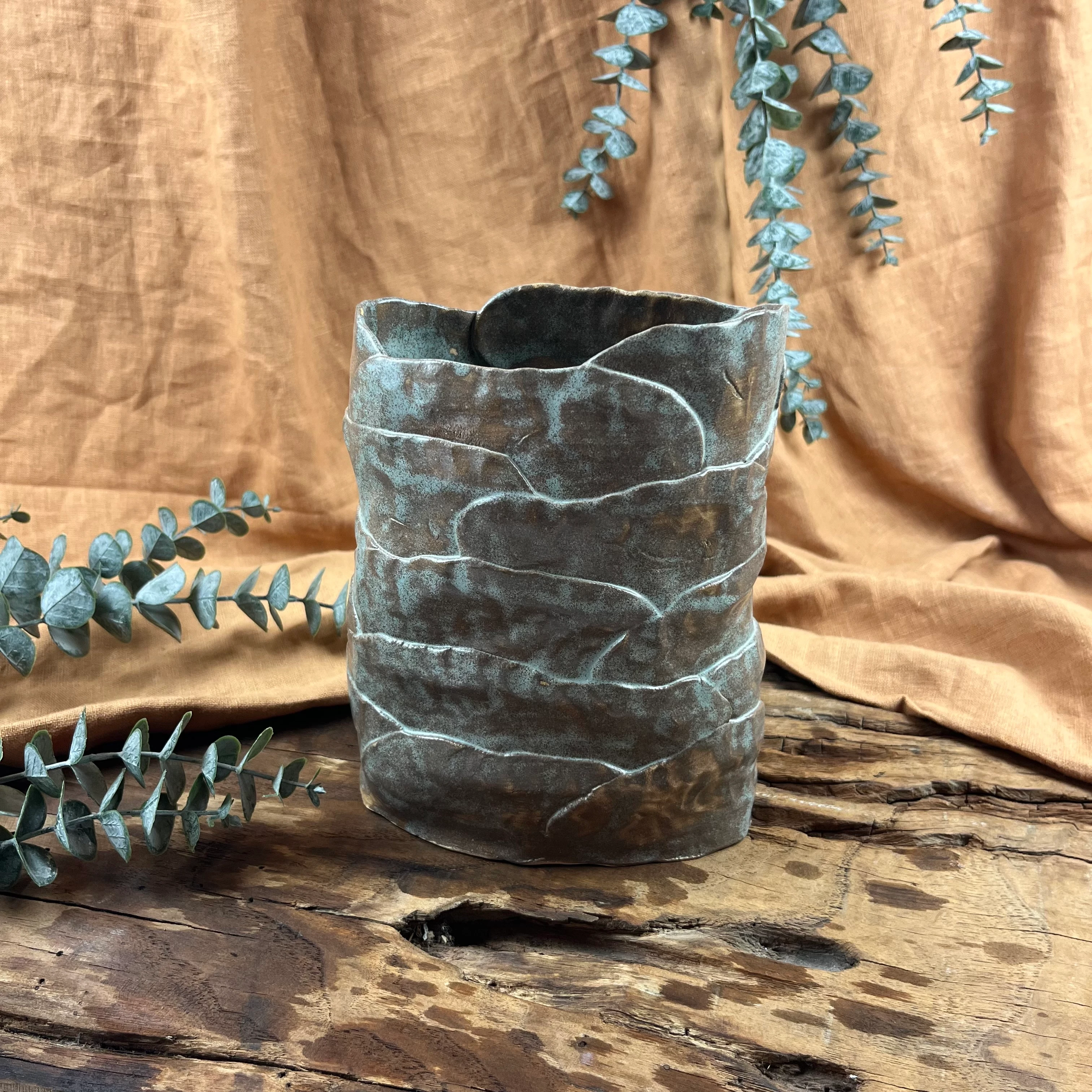 El Yapımı Stoneware Seramik Vazo – Mavi ve Kahve Tonlarında Doğal Denge