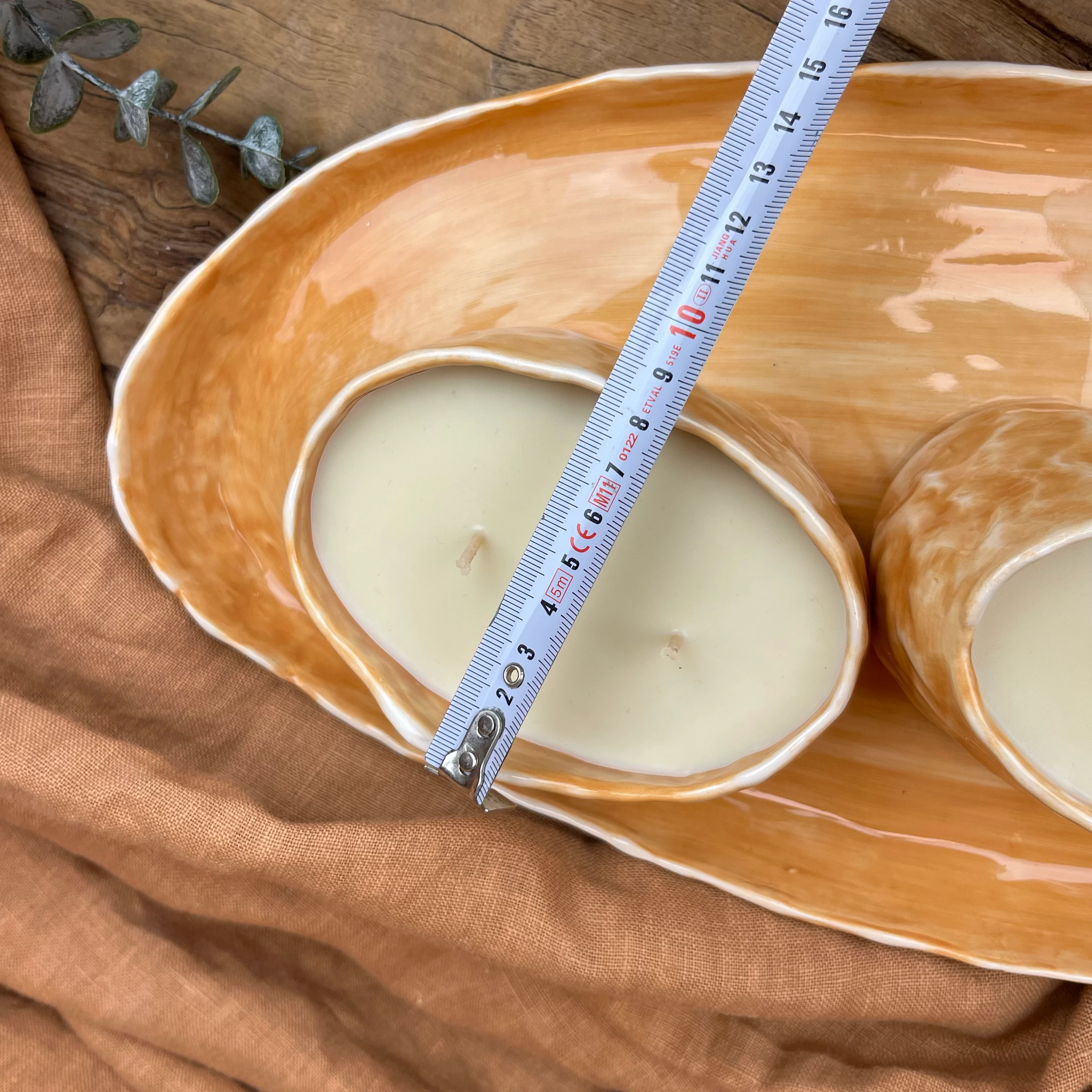 El Yapımı Tepsi ve 3’lü Mumlu Kase Seti – Mumlar Bittikten Sonra Gıda Uyumlu, Stoneware Tasarım, Ev ve İş Yeri Kullanımı