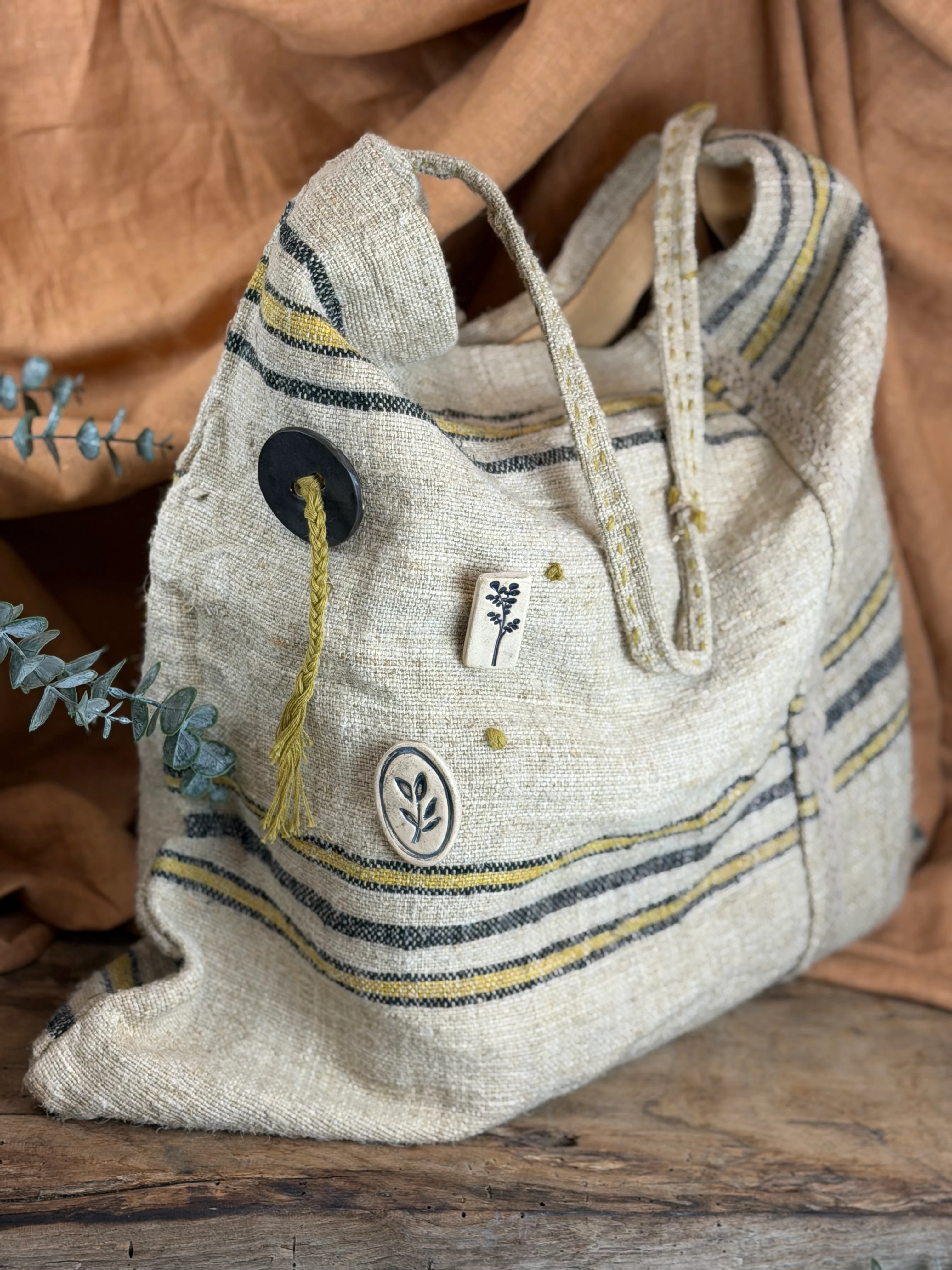 Kök Boya El Dokuma Kumaş & Seramik Aksesuarlı Büyük Boy El Yapımı Çanta – Keten Astar ve Dantel Detaylı