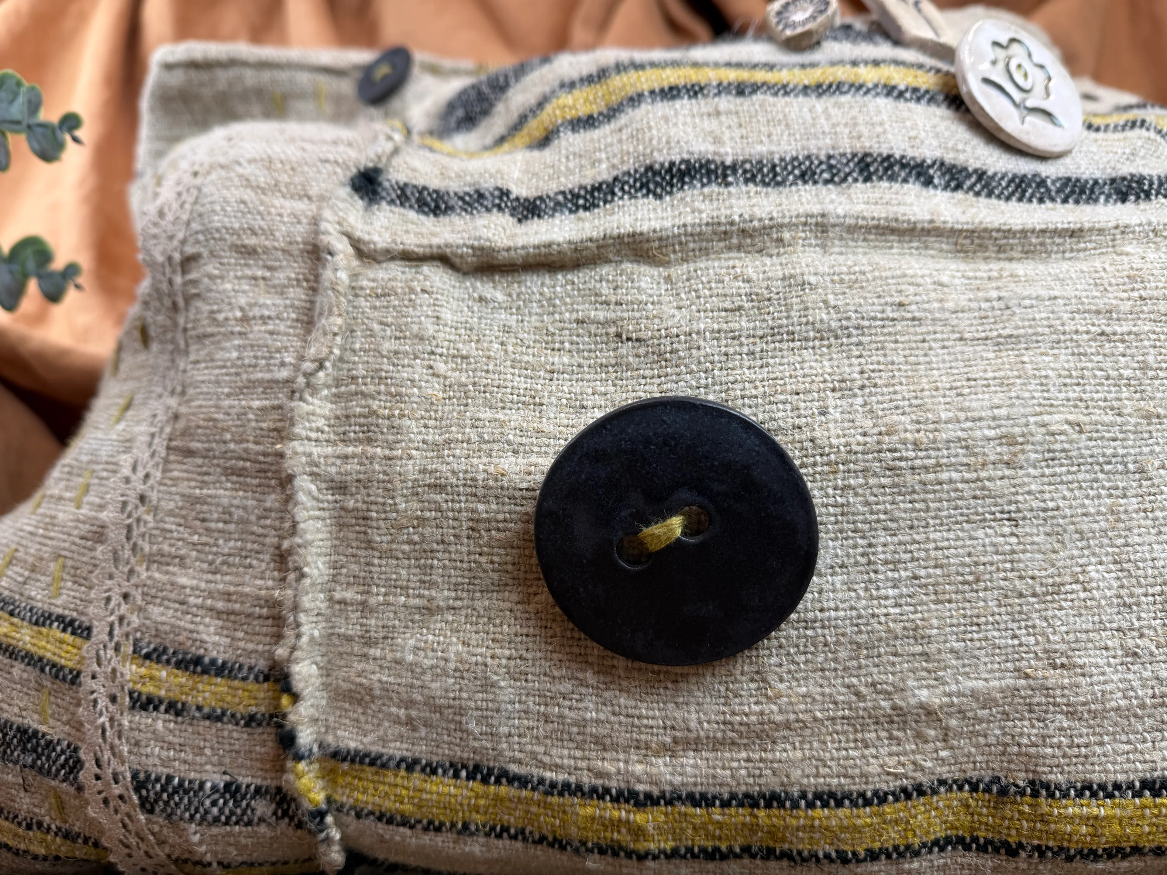 Kök Boya El Dokuması Kumaş & El Yapımı Seramik Detaylı Büyük Boy Çanta – Keten Astar ve Dantel Kenar İşlemeli