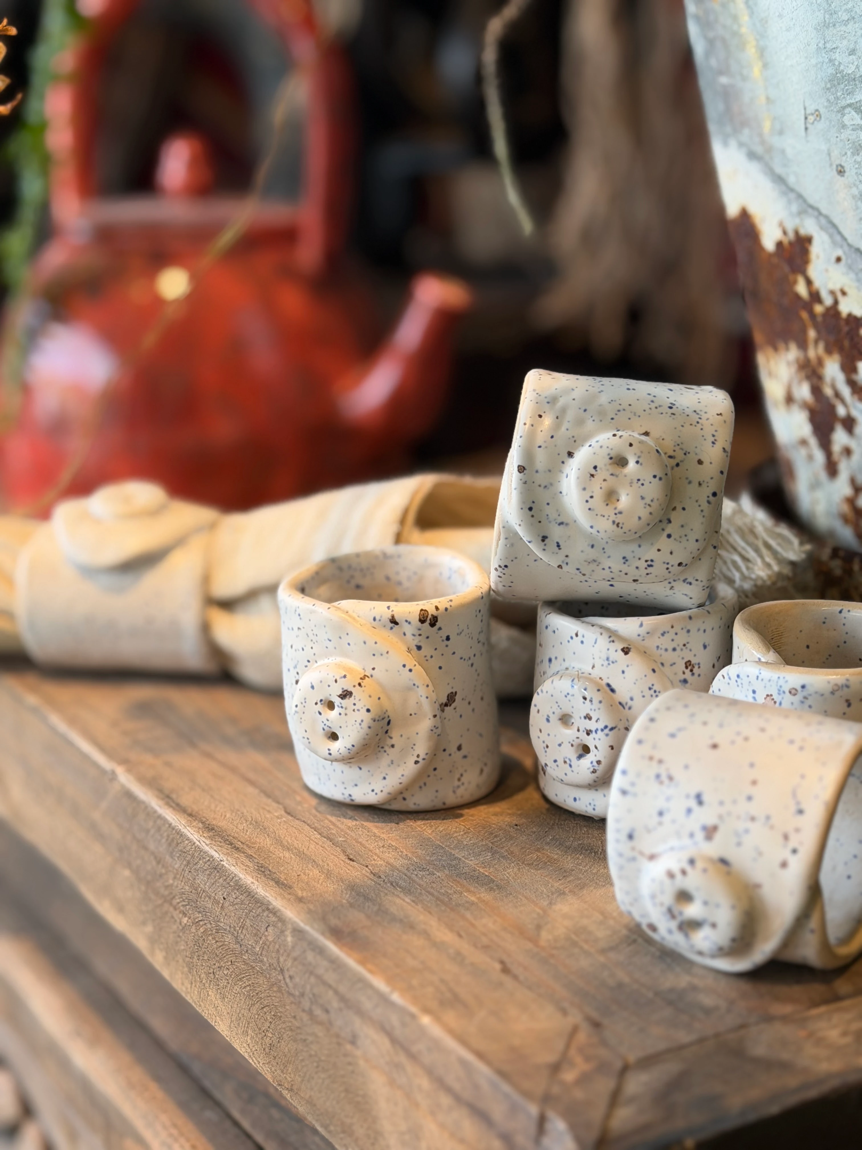 6’lı El Yapımı Stoneware Peçete Yüzüğü – Mavi & Kahve Benekli Artistik Sır