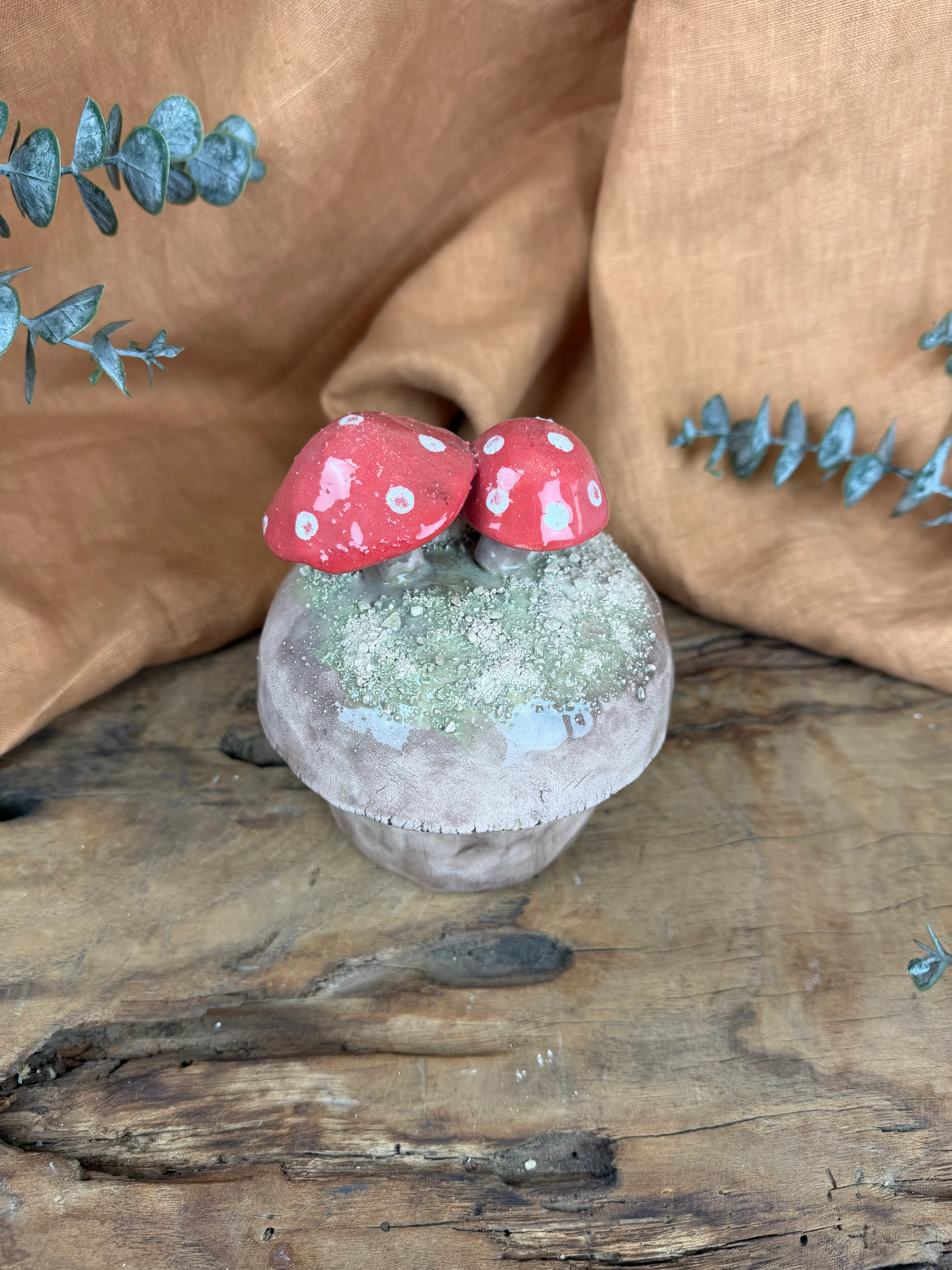 El Yapımı Stoneware Seramik Kapaklı Saklama Kabı / Kase – Sevimli Mantar Detaylı Kapak