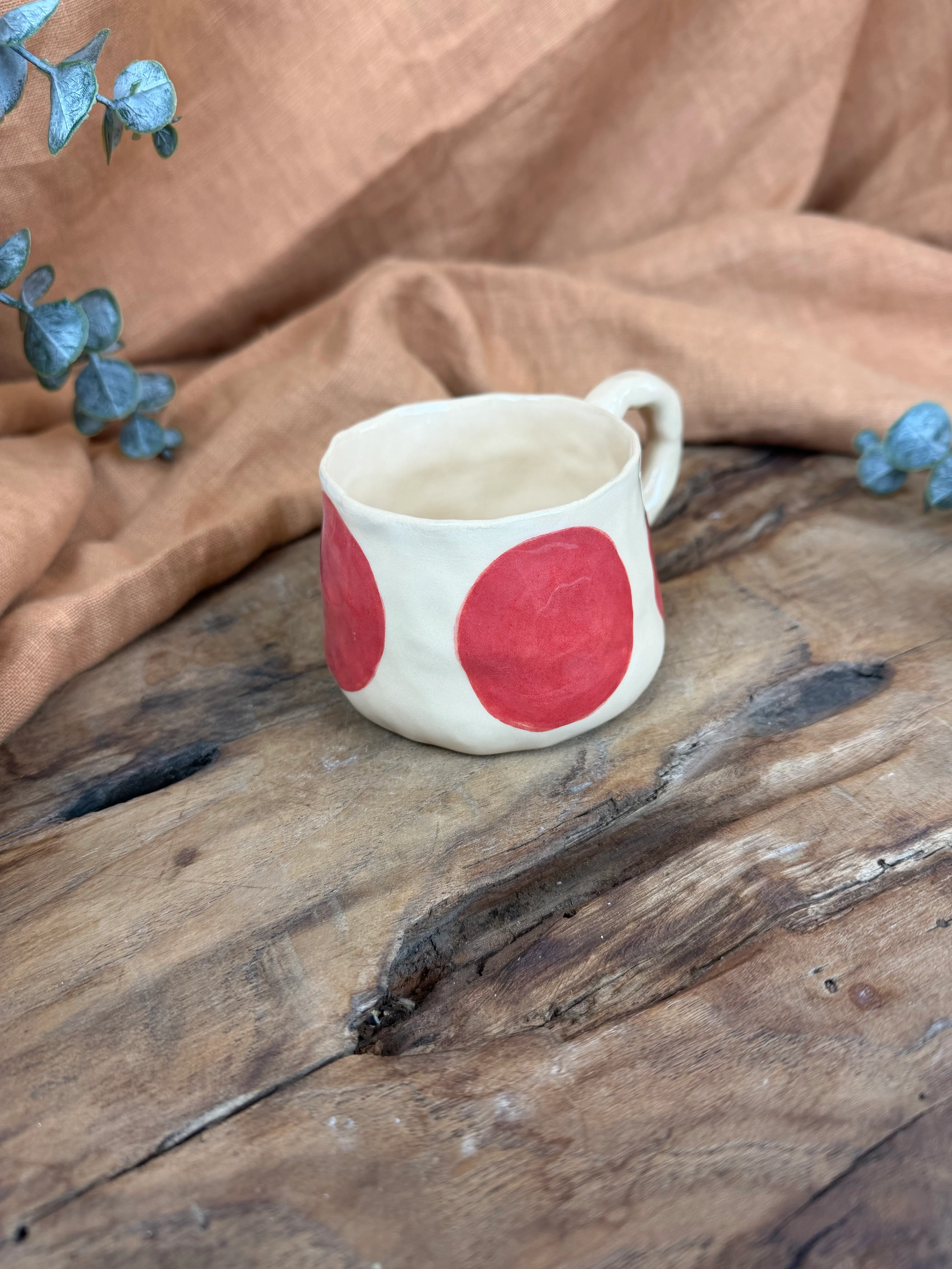 Kırmızı Puantiyeli El Yapımı Stoneware Fincan – 200 ml