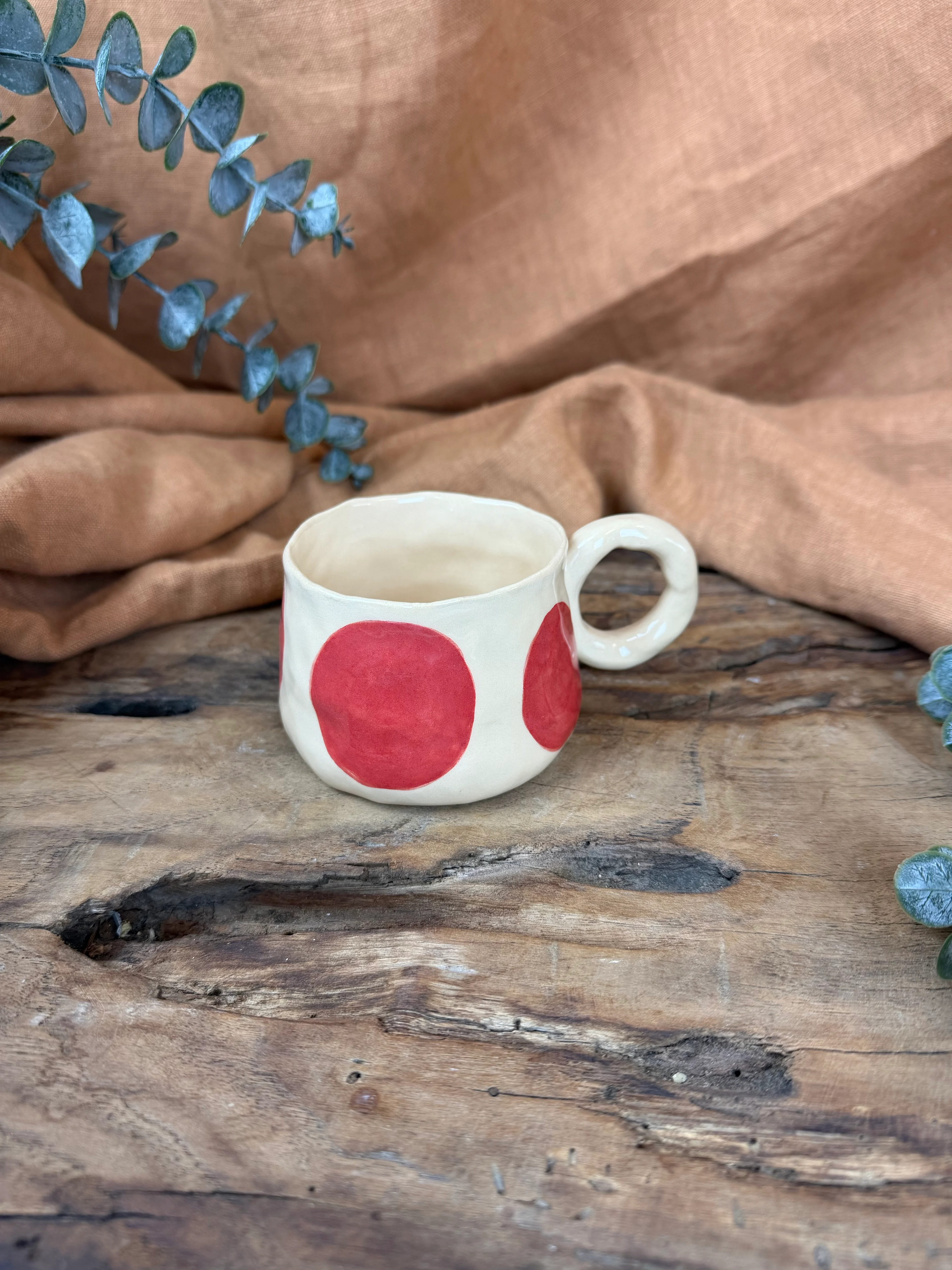 Kırmızı Puantiyeli El Yapımı Stoneware Fincan – 200 ml