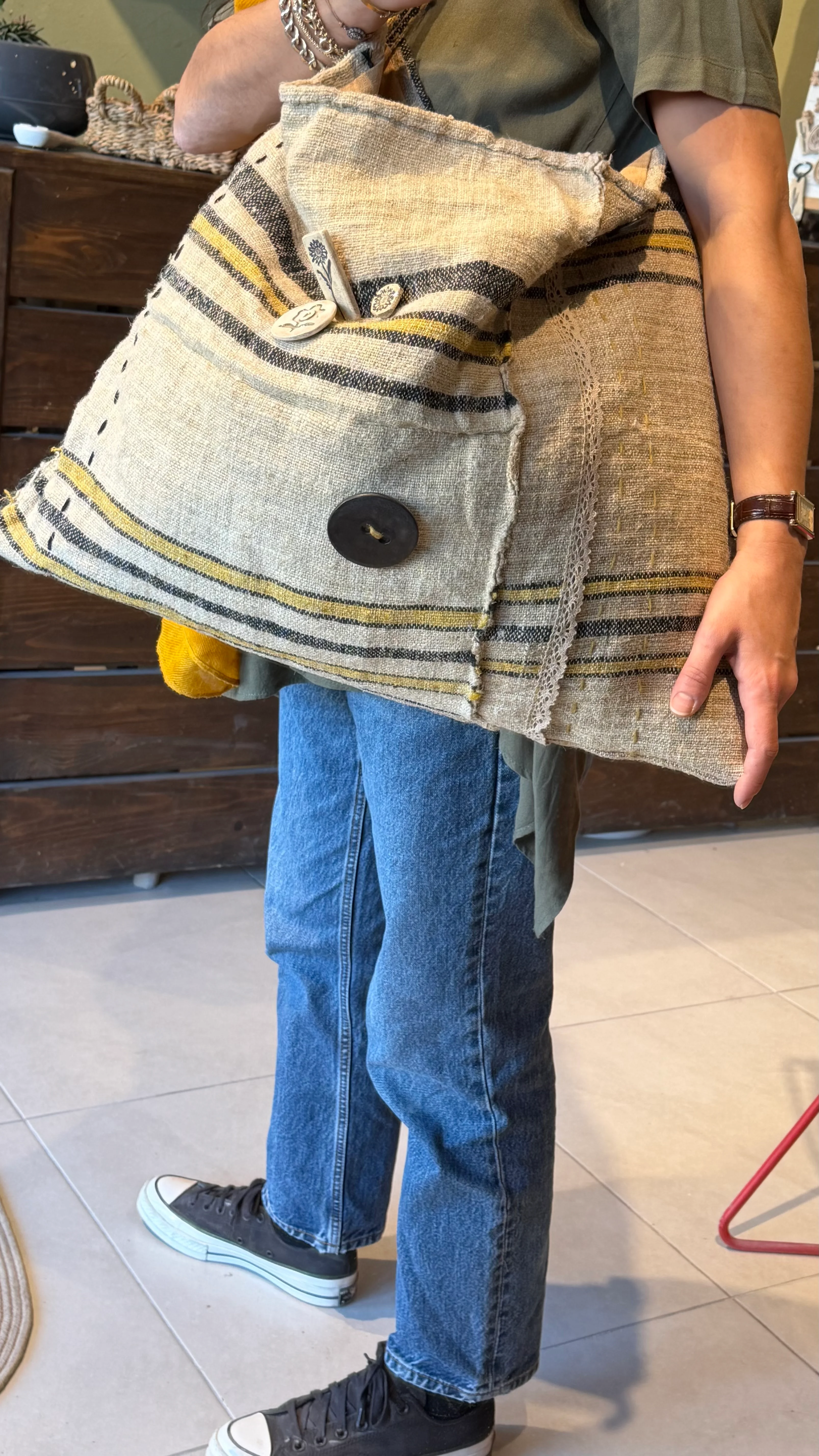 Kök Boya El Dokuması Kumaş & El Yapımı Seramik Detaylı Büyük Boy Çanta – Keten Astar ve Dantel Kenar İşlemeli