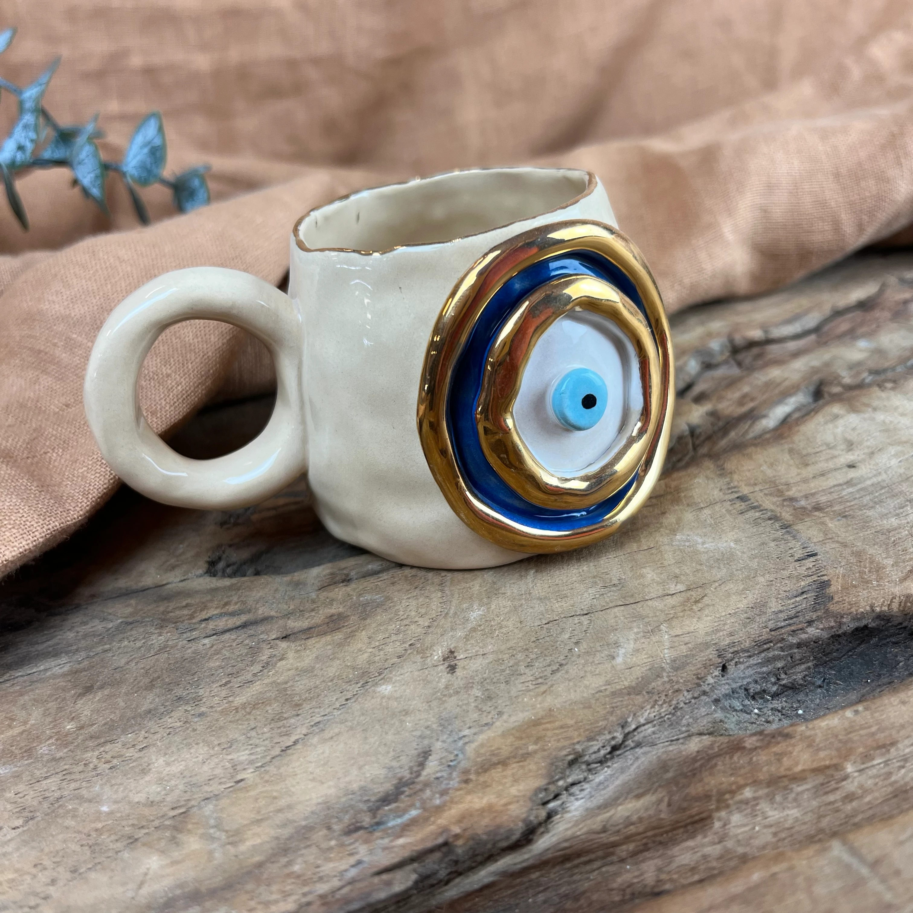 El Yapımı Stoneware Kahve Fincanı 110 ml (Bej, Mavi Nazar Boncuğu & Altın Detaylı)