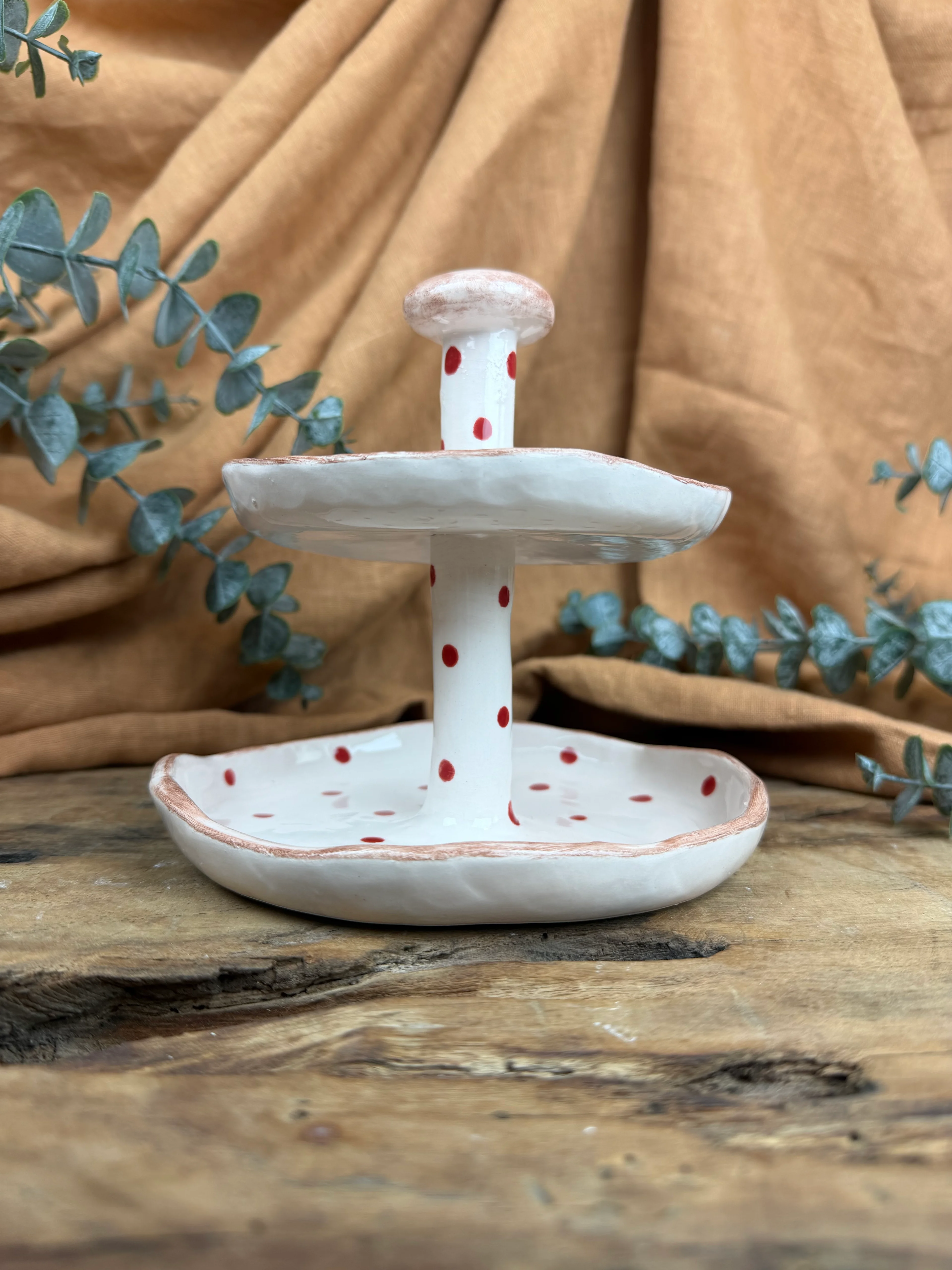 El Yapımı İki Katlı Seramik Kurabiye Standı – Kırmızı Puantiyeli, Stoneware