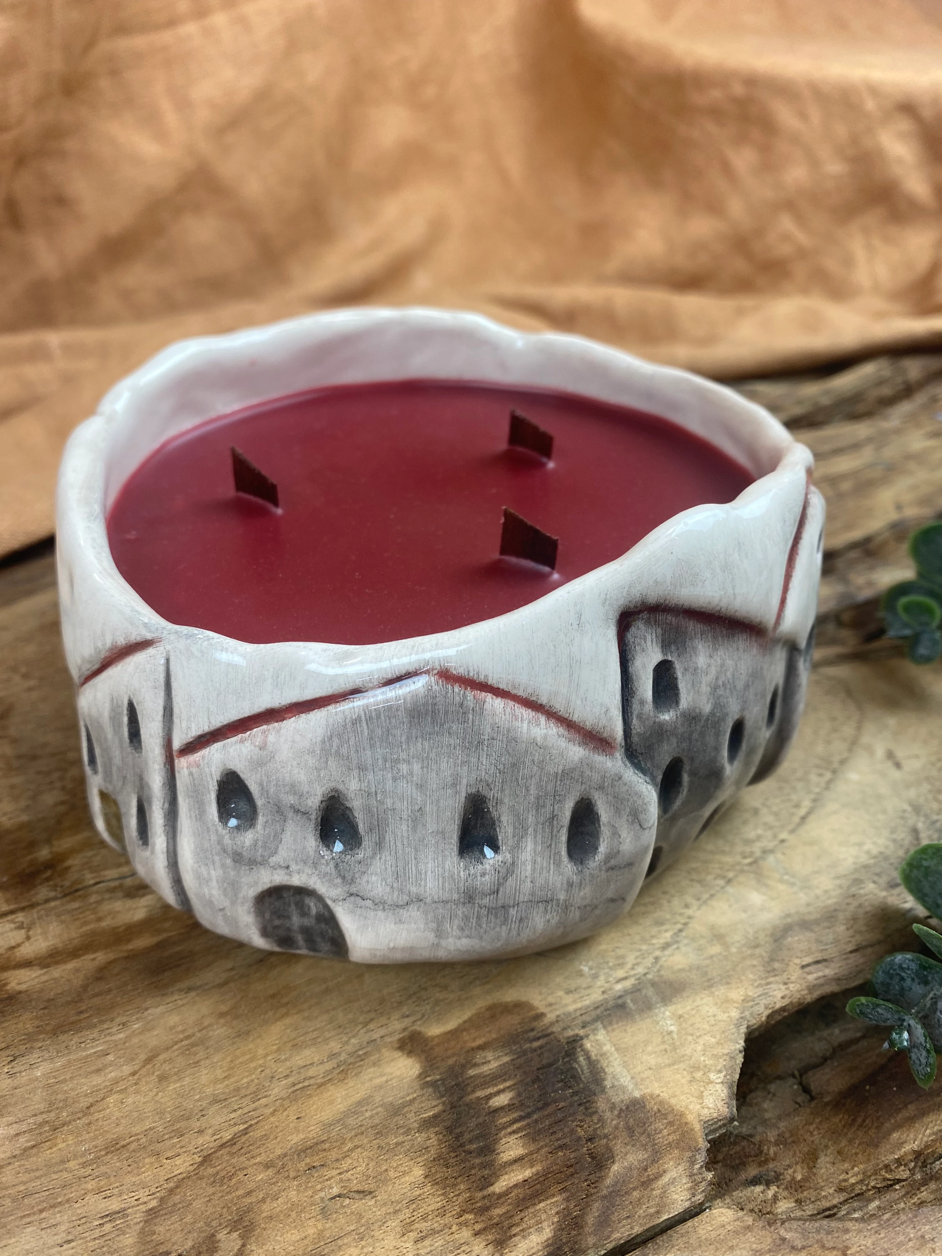 El Yapımı Mumluk – Bordo Tonlarında Mum, Sgrafitto Desenli Stoneware Kase, Bulaşık Makinesinde Yıkanabilir