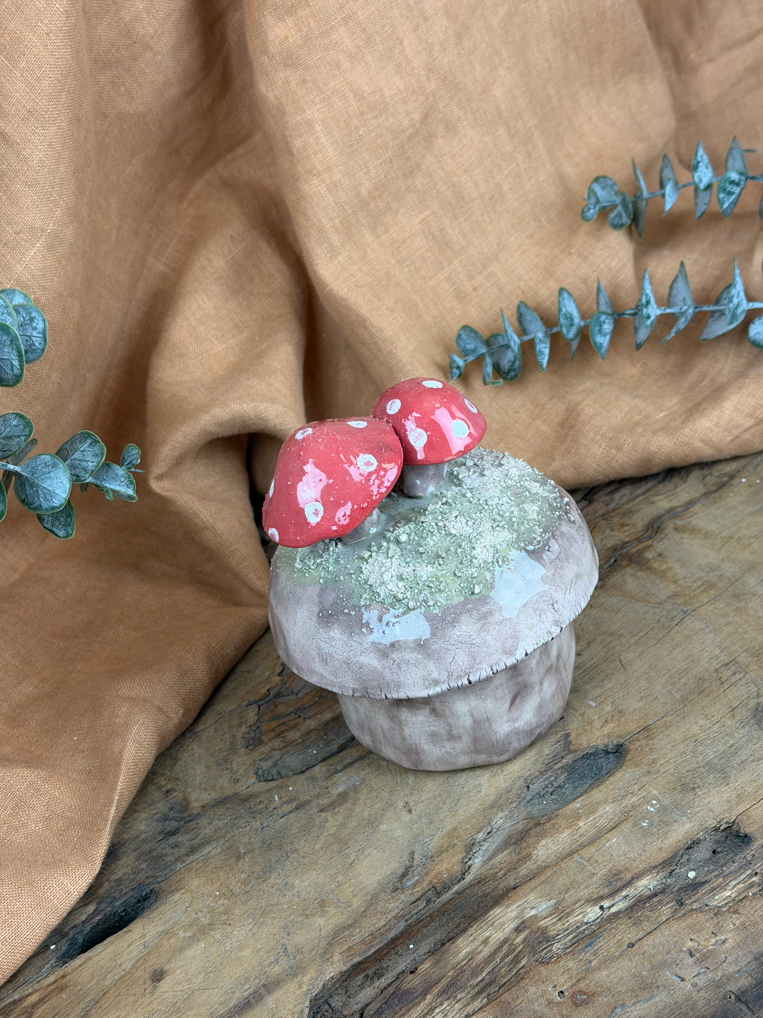 El Yapımı Stoneware Seramik Kapaklı Saklama Kabı / Kase – Sevimli Mantar Detaylı Kapak