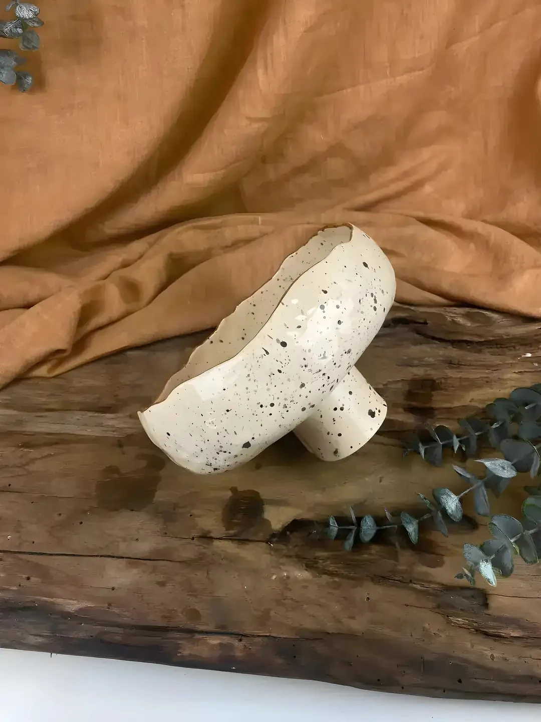 El Yapımı Ayaklı Stoneware Kase – 24K Altın, Sıcak/Soğuk Gıda Uyumlu, Bulaşık Makinesinde Yıkanabilir