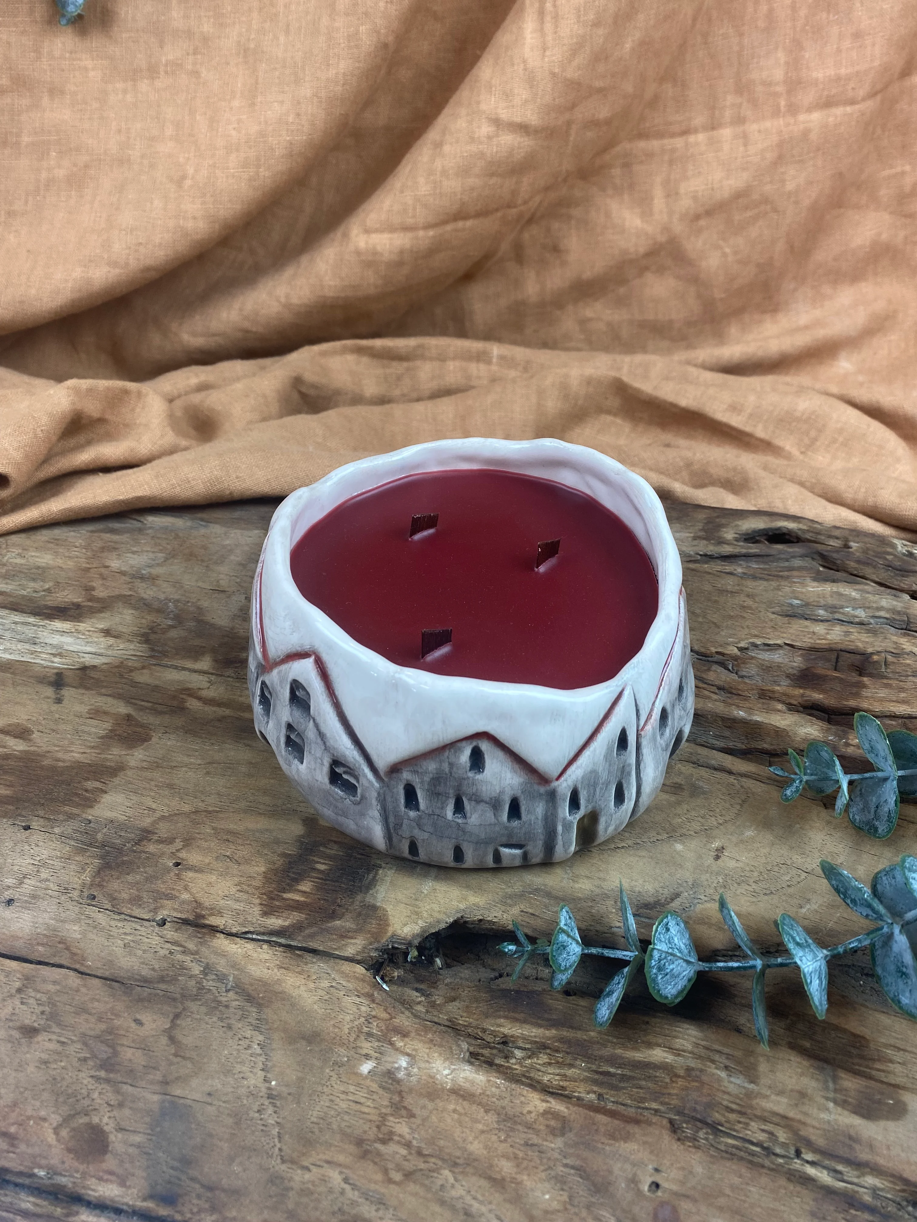 El Yapımı Mumluk – Bordo Tonlarında Mum, Sgrafitto Desenli Stoneware Kase, Bulaşık Makinesinde Yıkanabilir
