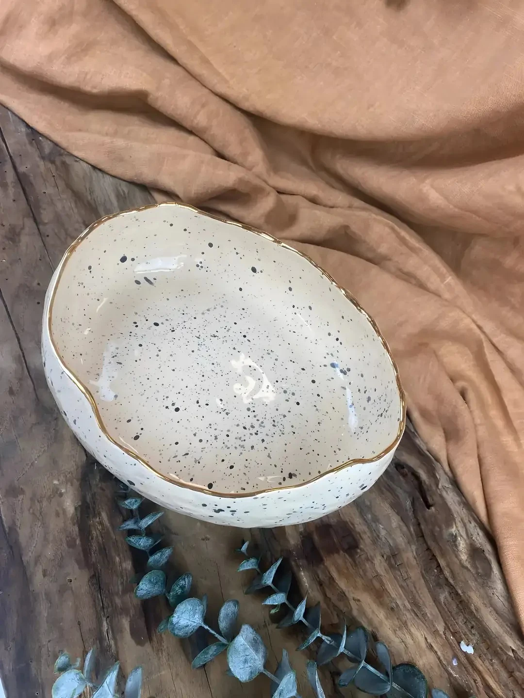 El Yapımı Ayaklı Stoneware Kase – 24K Altın, Sıcak/Soğuk Gıda Uyumlu, Bulaşık Makinesinde Yıkanabilir