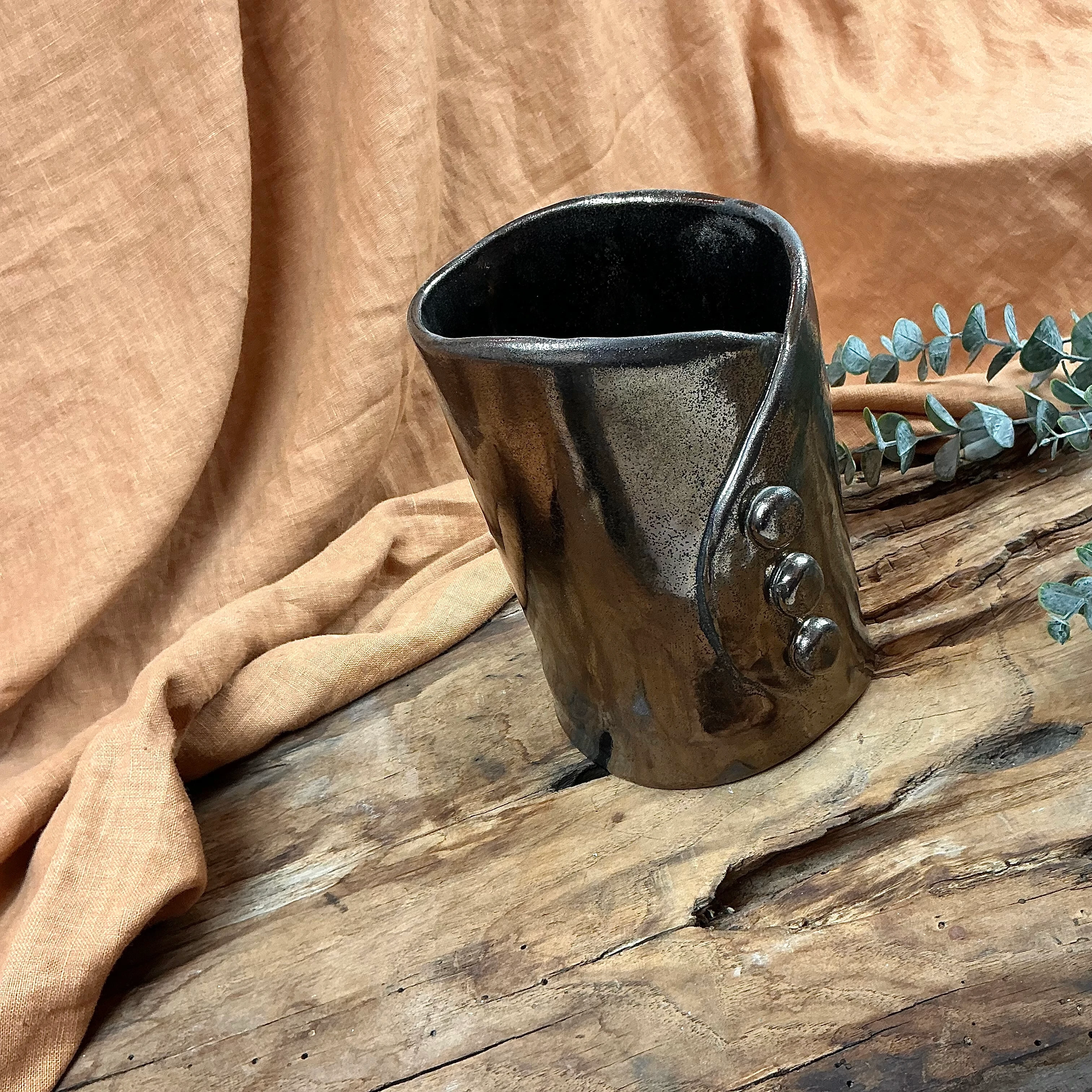 El Yapımı Stoneware Seramik Vazo – Bronz Artistik Sır ile Doğal Şıklık