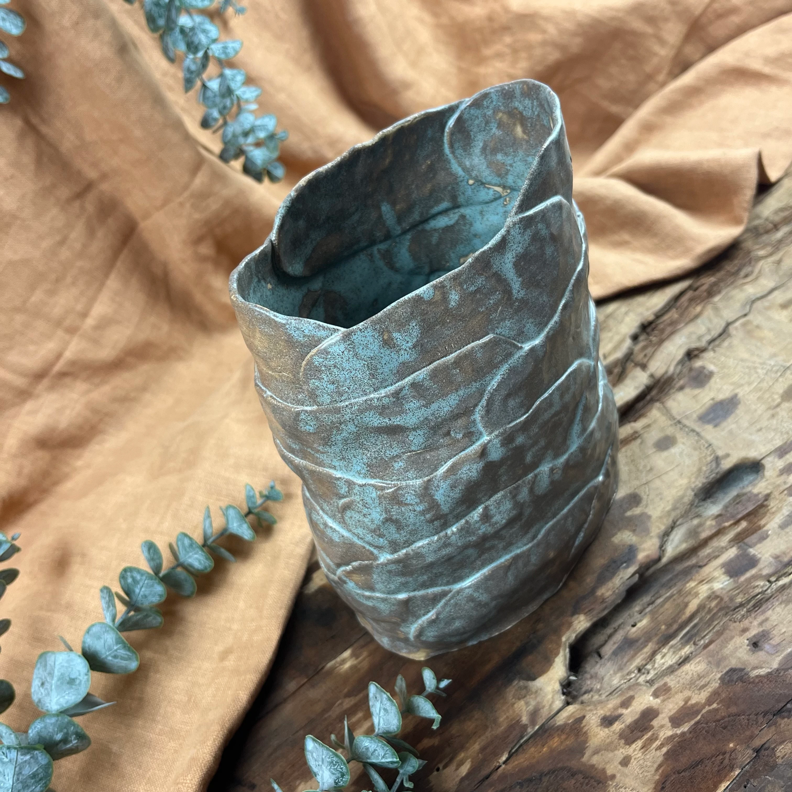 El Yapımı Stoneware Seramik Vazo – Mavi ve Kahve Tonlarında Doğal Denge