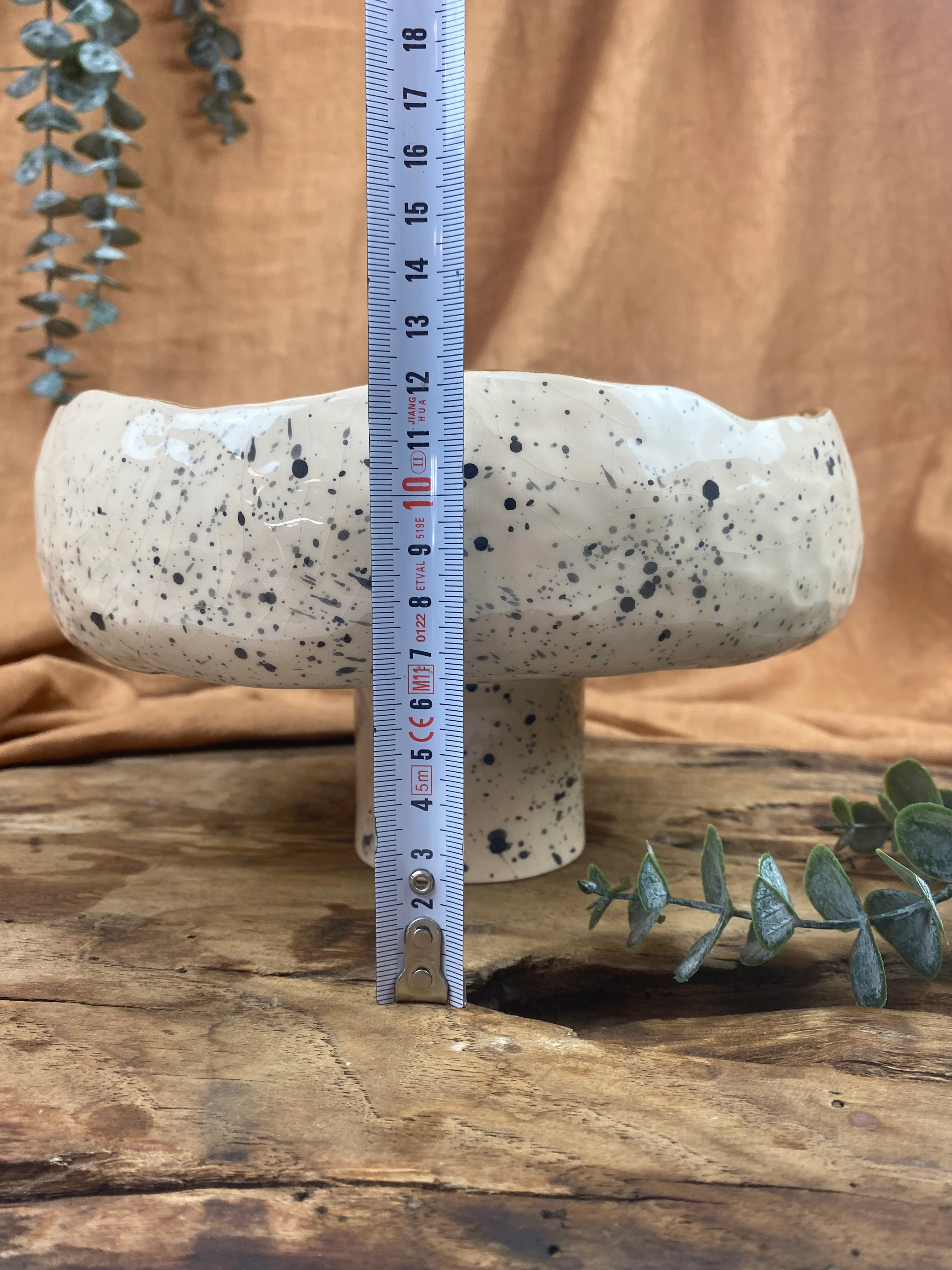 El Yapımı Ayaklı Stoneware Kase – 24K Altın, Sıcak/Soğuk Gıda Uyumlu, Bulaşık Makinesinde Yıkanabilir