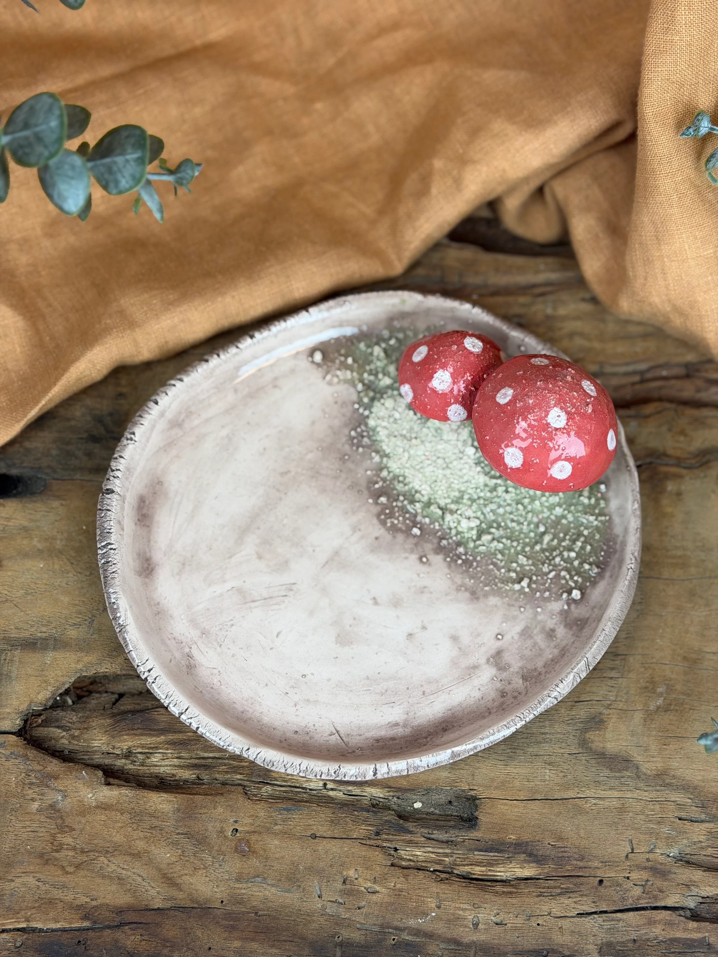 Mantarlı sunum tabağı. 