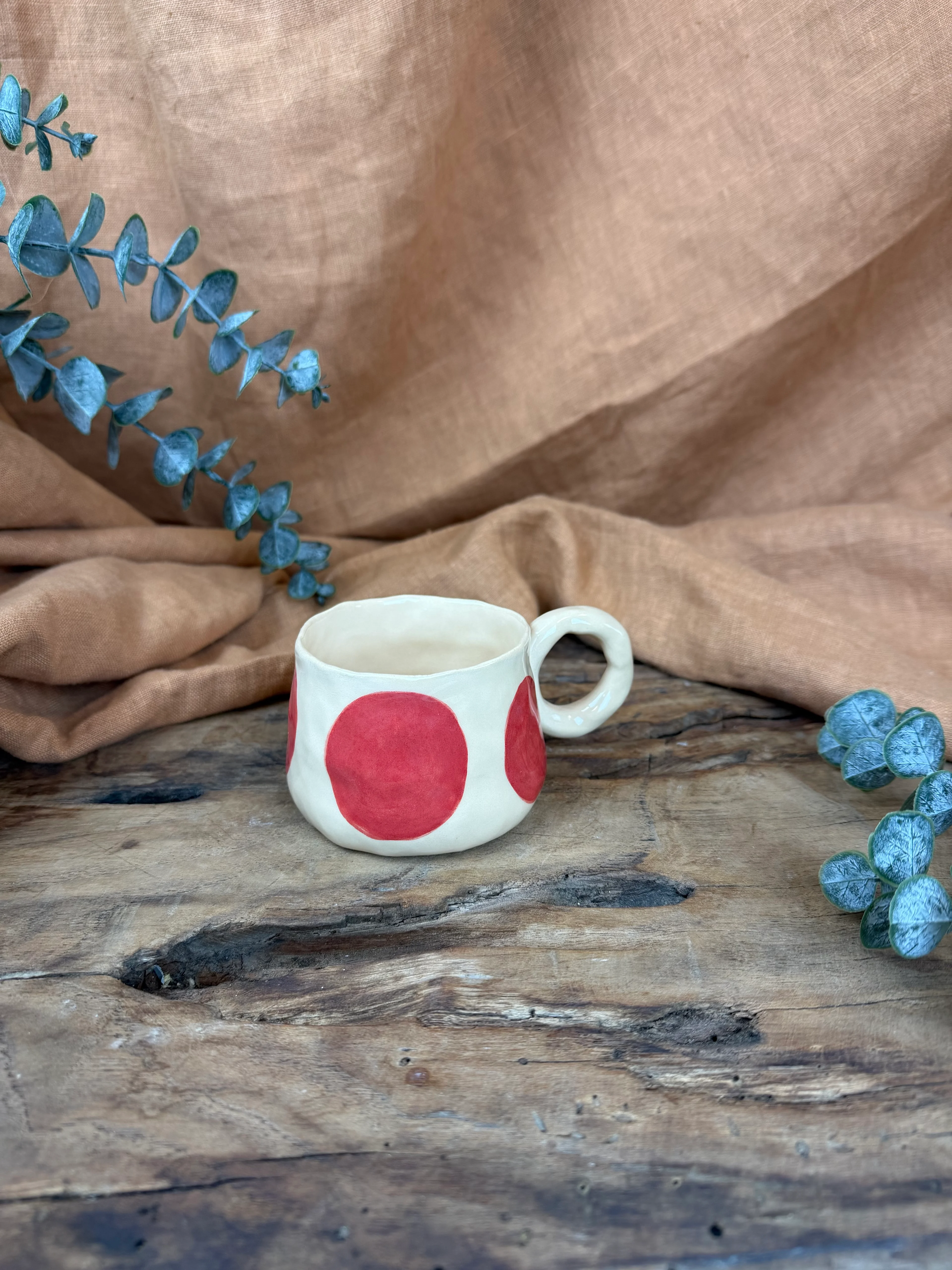 Kırmızı Puantiyeli El Yapımı Stoneware Fincan – 200 ml