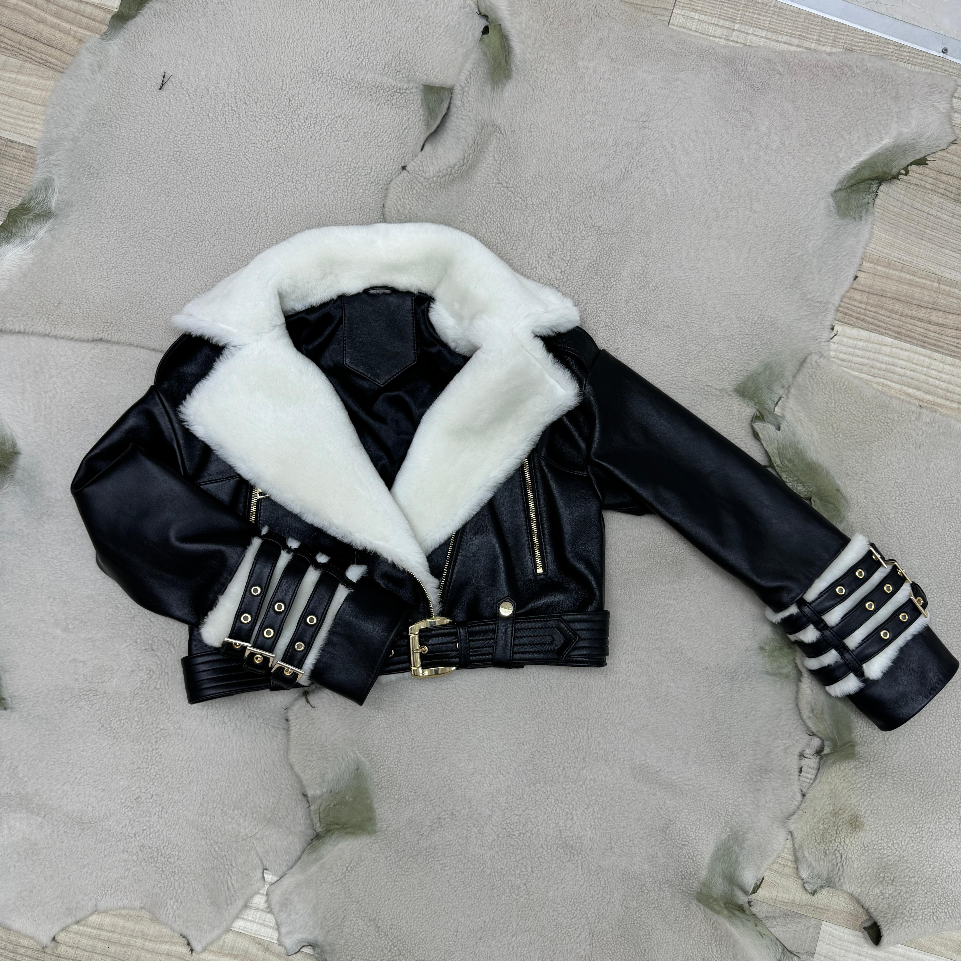 Yakası Muton Kürklü Siyah Kalın Deri Oversize Ceket 