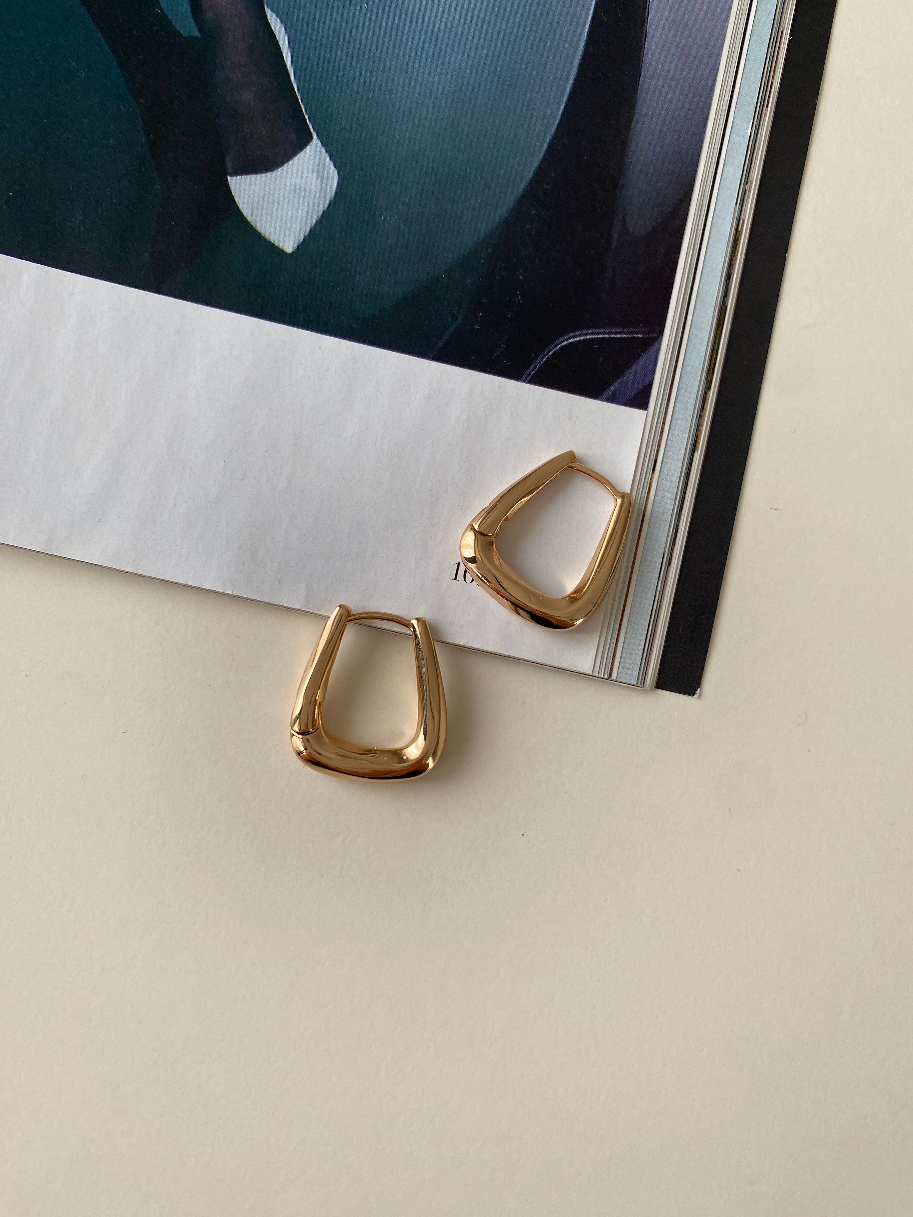 Oval taşsız küpe