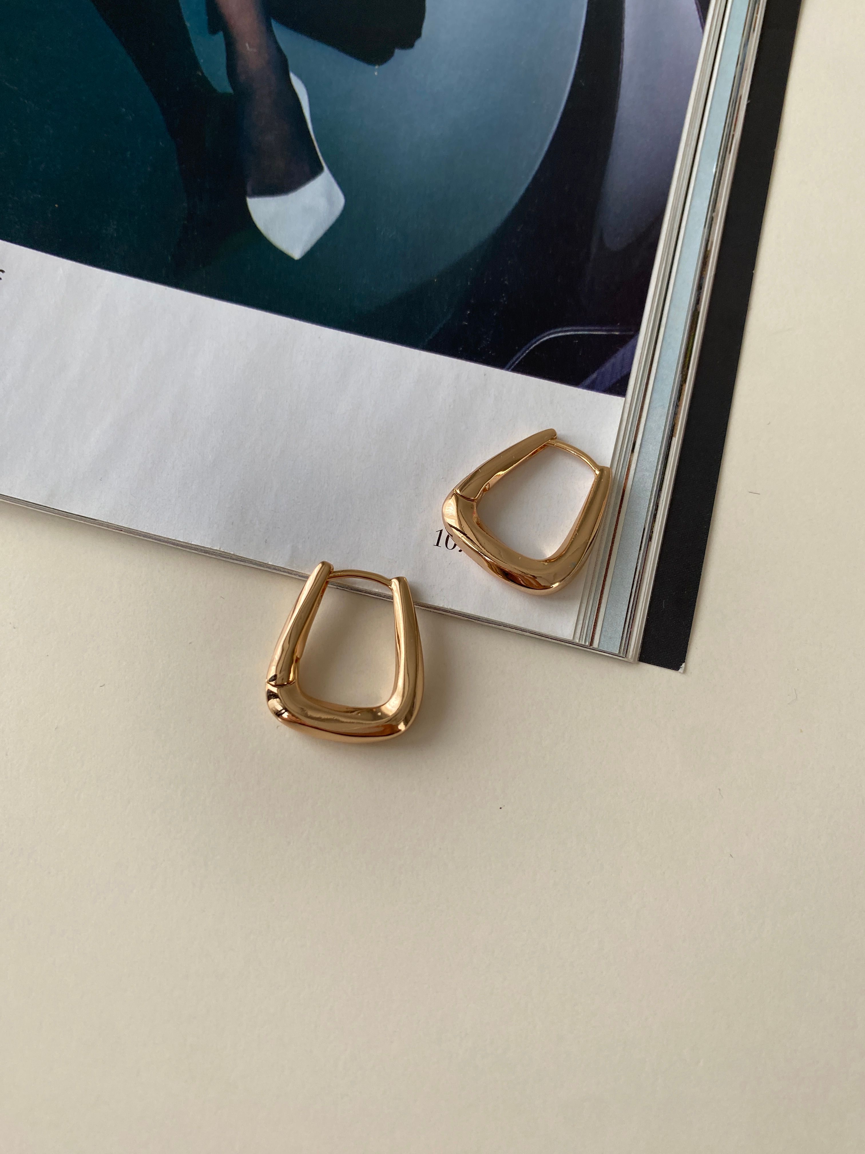 Oval taşsız küpe