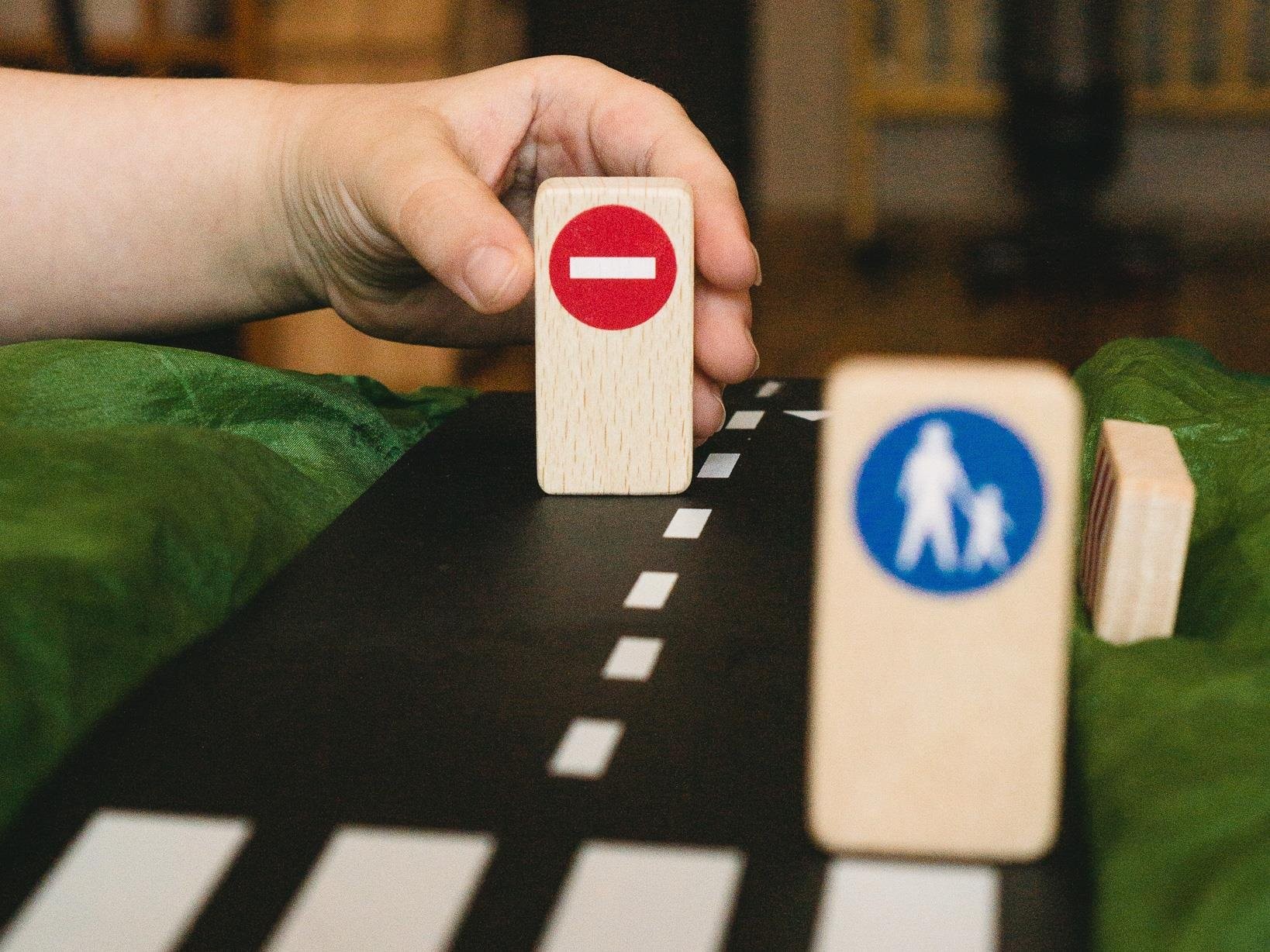 Waytoplay - Roadblocks Set Traffic Signs