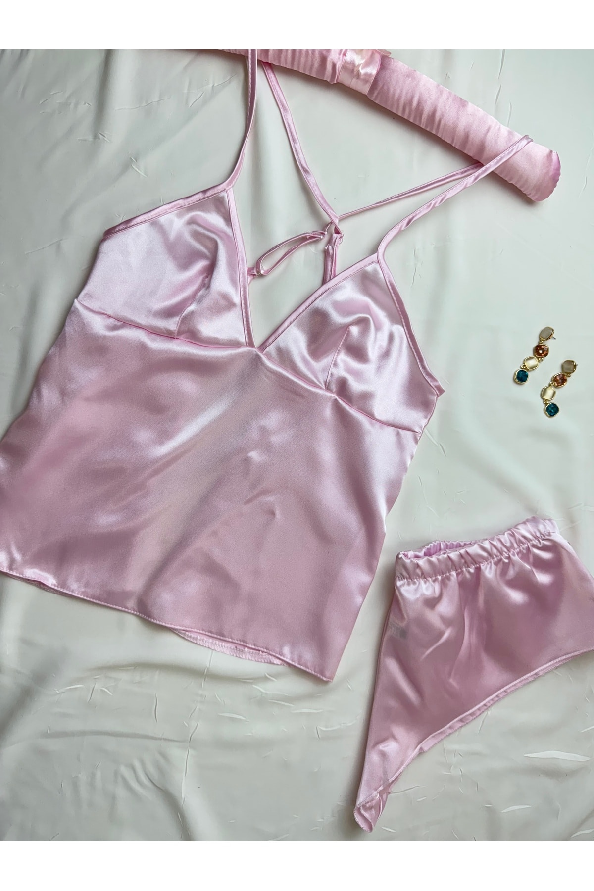 Saten Sırt Dekolteli Askılı Hipster Şortlu Gecelik Pijama Takımı - pembe