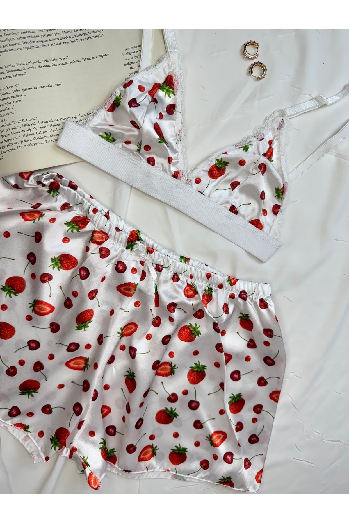 Büyük Leopar Desenli Saten Bralet Şort Pijama Takımı - beyaz çilekli