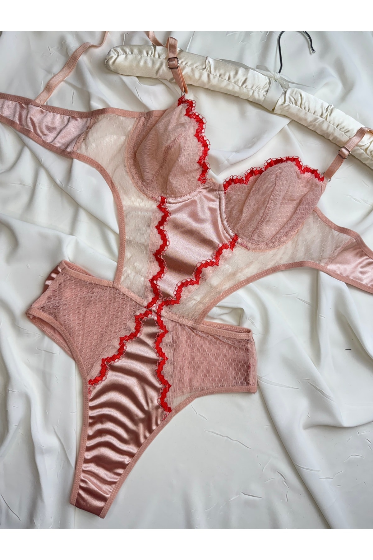 Fuşya Çiçek Işlemeli Saten Detaylı Bodysuit - pudra