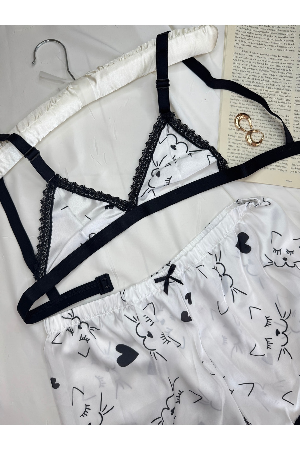 Büyük Leopar Desenli Saten Bralet Şort Pijama Takımı - beyaz