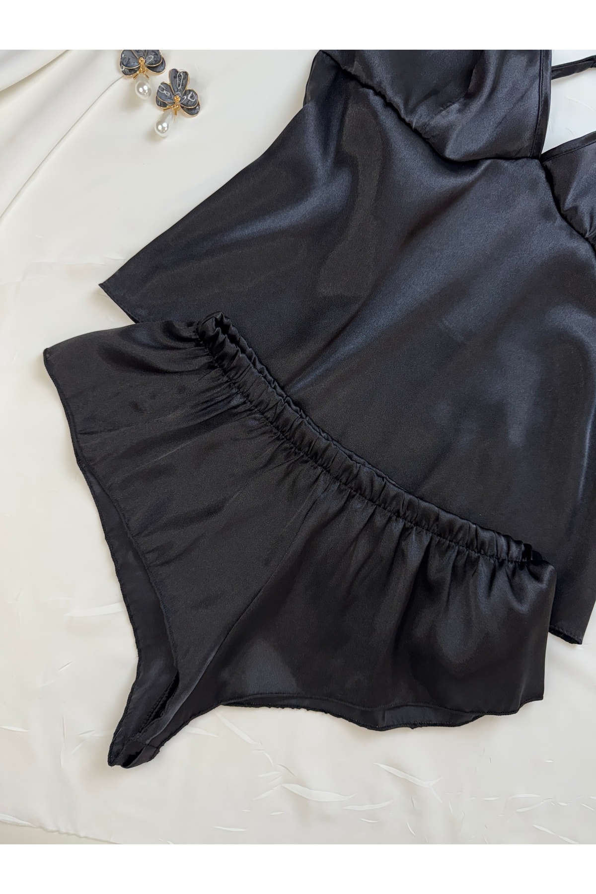 Saten Sırt Dekolteli Askılı Hipster Şortlu Gecelik Pijama Takımı - siyah