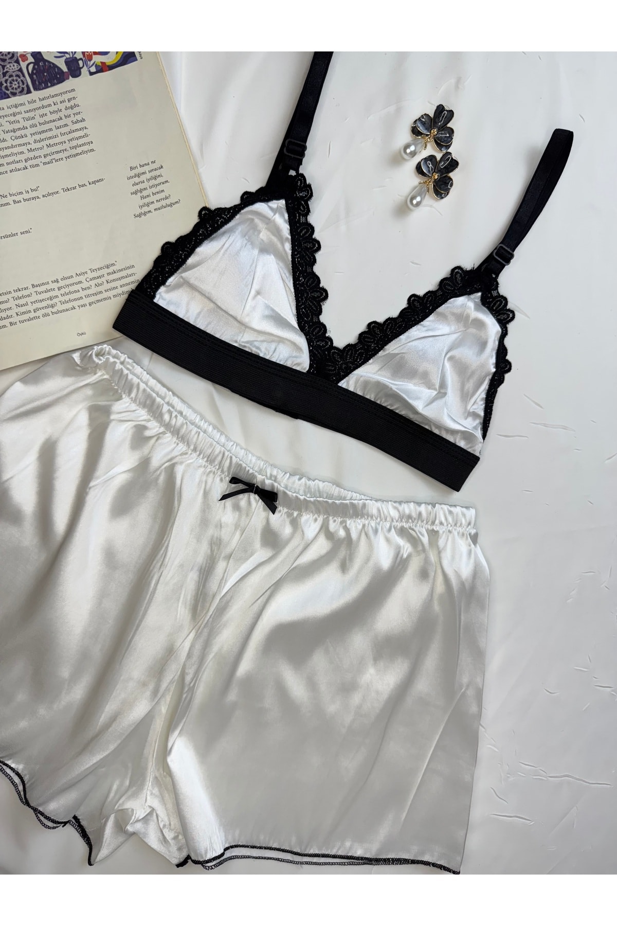 Büyük Leopar Desenli Saten Bralet Şort Pijama Takımı - beyaz siyah dantelli