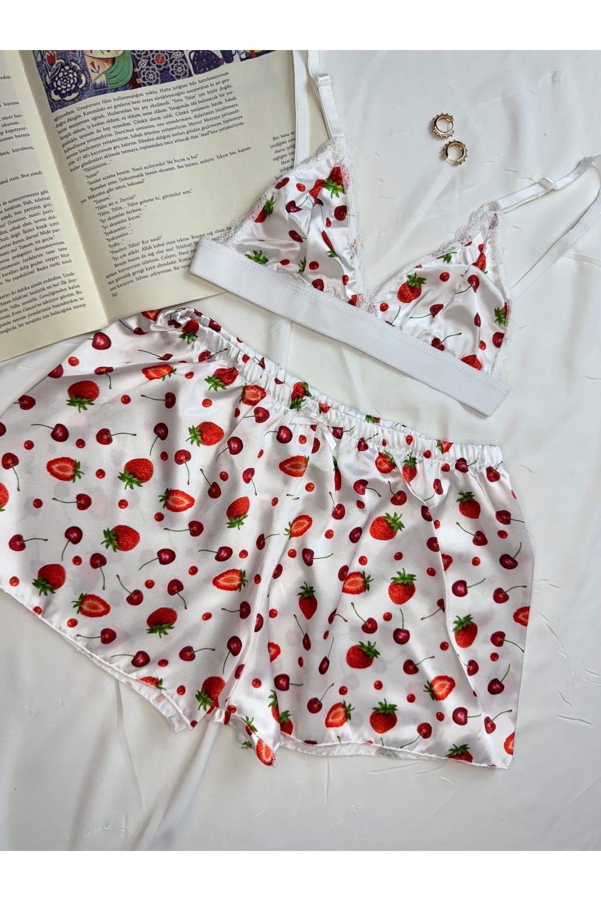 Büyük Leopar Desenli Saten Bralet Şort Pijama Takımı - beyaz çilekli
