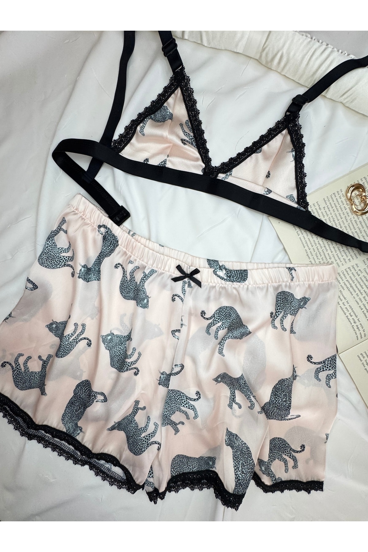 Büyük Leopar Desenli Saten Bralet Şort Pijama Takımı - ekru