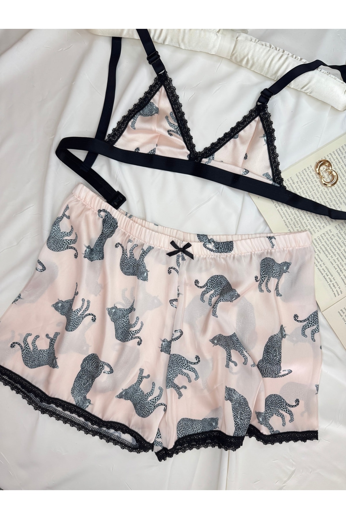 Büyük Leopar Desenli Saten Bralet Şort Pijama Takımı - ekru