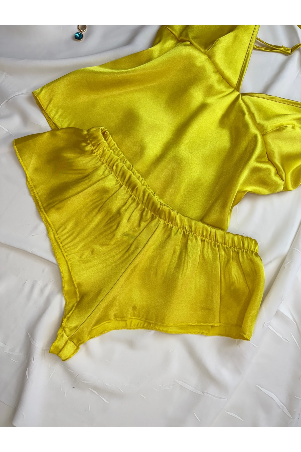 Saten Sırt Dekolteli Askılı Hipster Şortlu Gecelik Pijama Takımı - sarı