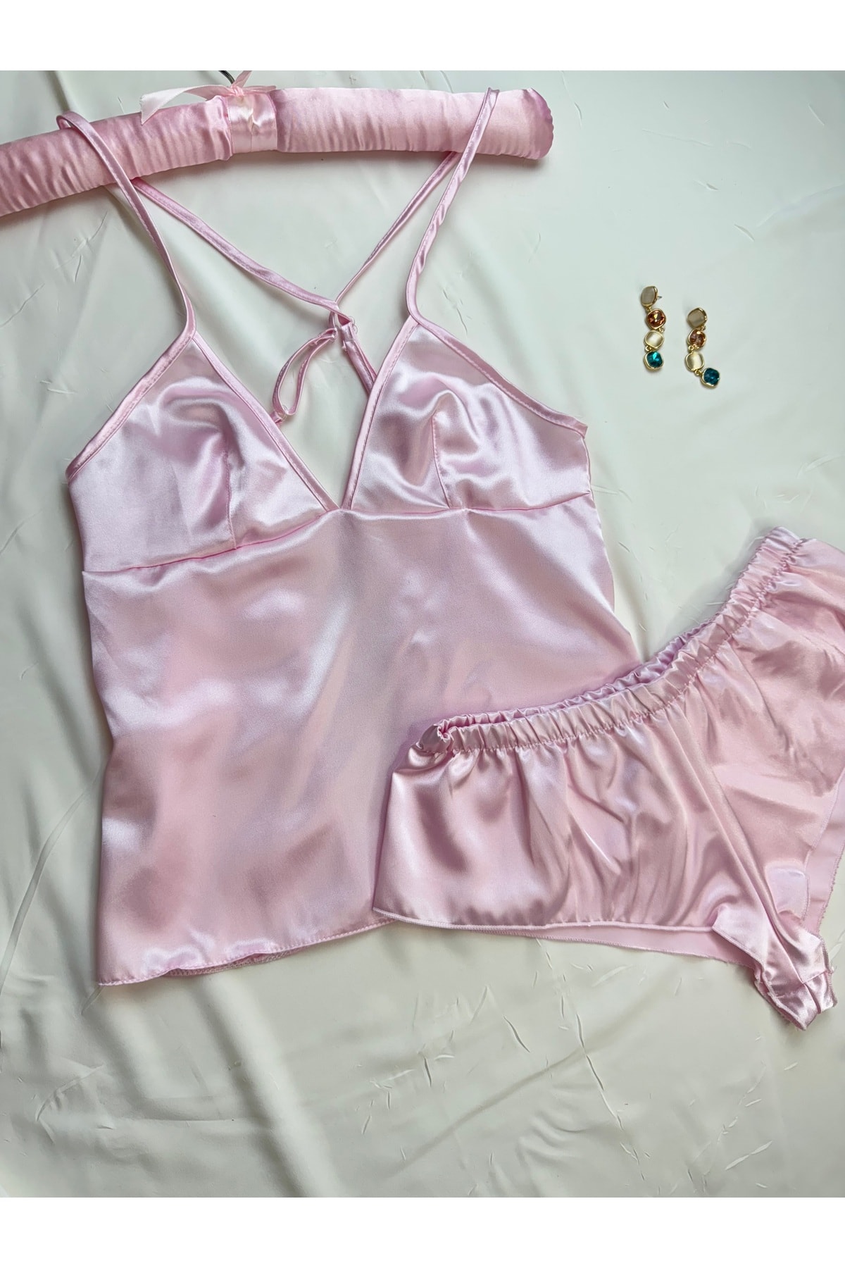 Saten Sırt Dekolteli Askılı Hipster Şortlu Gecelik Pijama Takımı - pembe