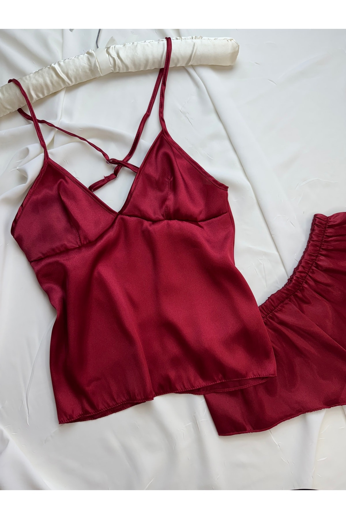 Saten Sırt Dekolteli Askılı Hipster Şortlu Gecelik Pijama Takımı - bordo