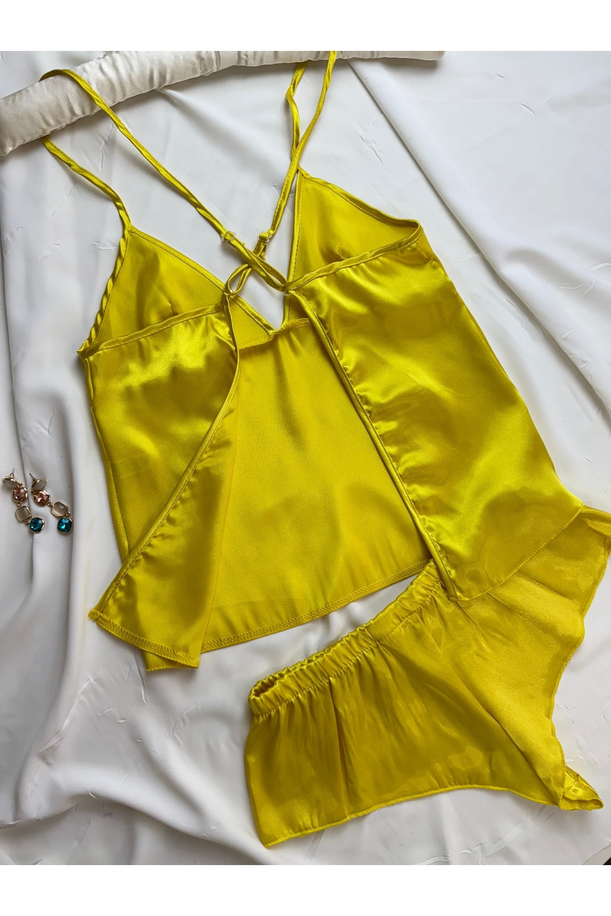 Saten Sırt Dekolteli Askılı Hipster Şortlu Gecelik Pijama Takımı - sarı