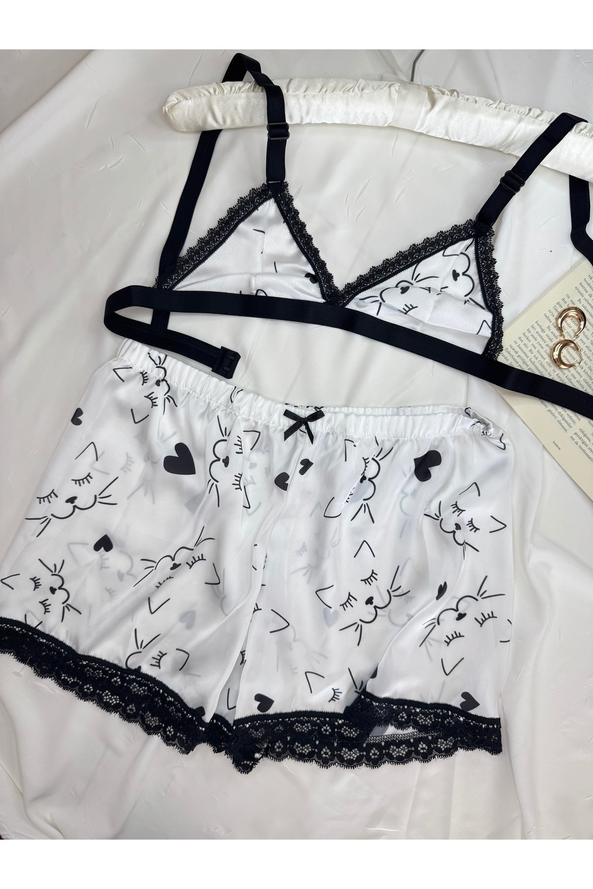 Büyük Leopar Desenli Saten Bralet Şort Pijama Takımı - beyaz