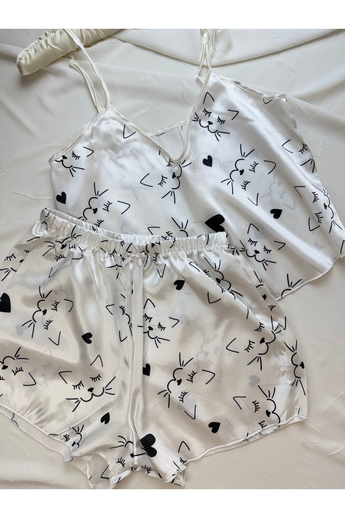 Ayarlanabilir Askılı Saten Pijama Takımı - beyaz kedili