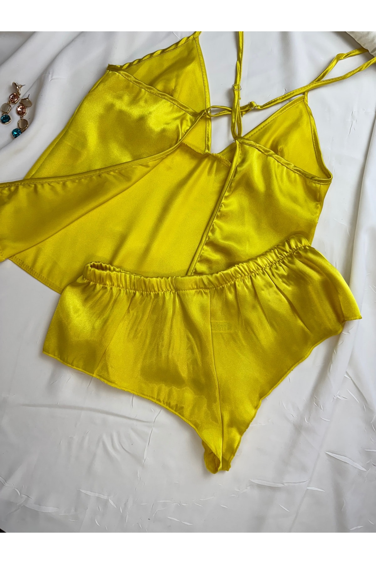 Saten Sırt Dekolteli Askılı Hipster Şortlu Gecelik Pijama Takımı - sarı