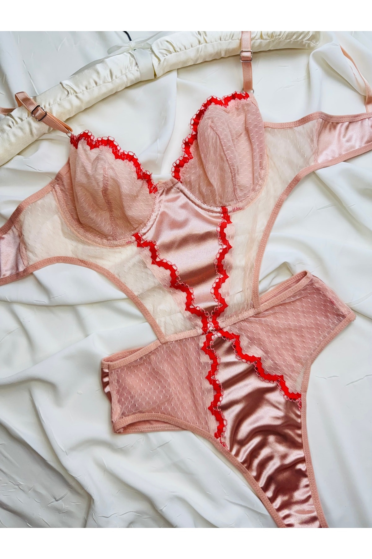 Fuşya Çiçek Işlemeli Saten Detaylı Bodysuit - pudra
