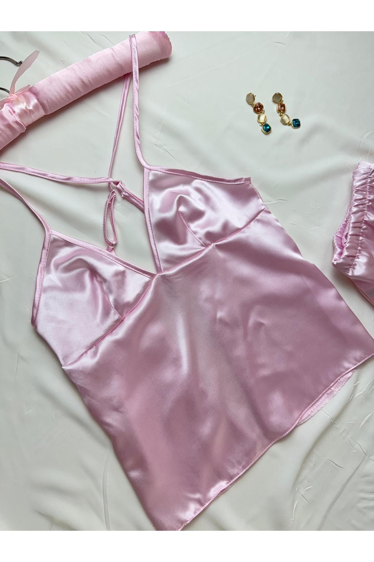 Saten Sırt Dekolteli Askılı Hipster Şortlu Gecelik Pijama Takımı - pembe