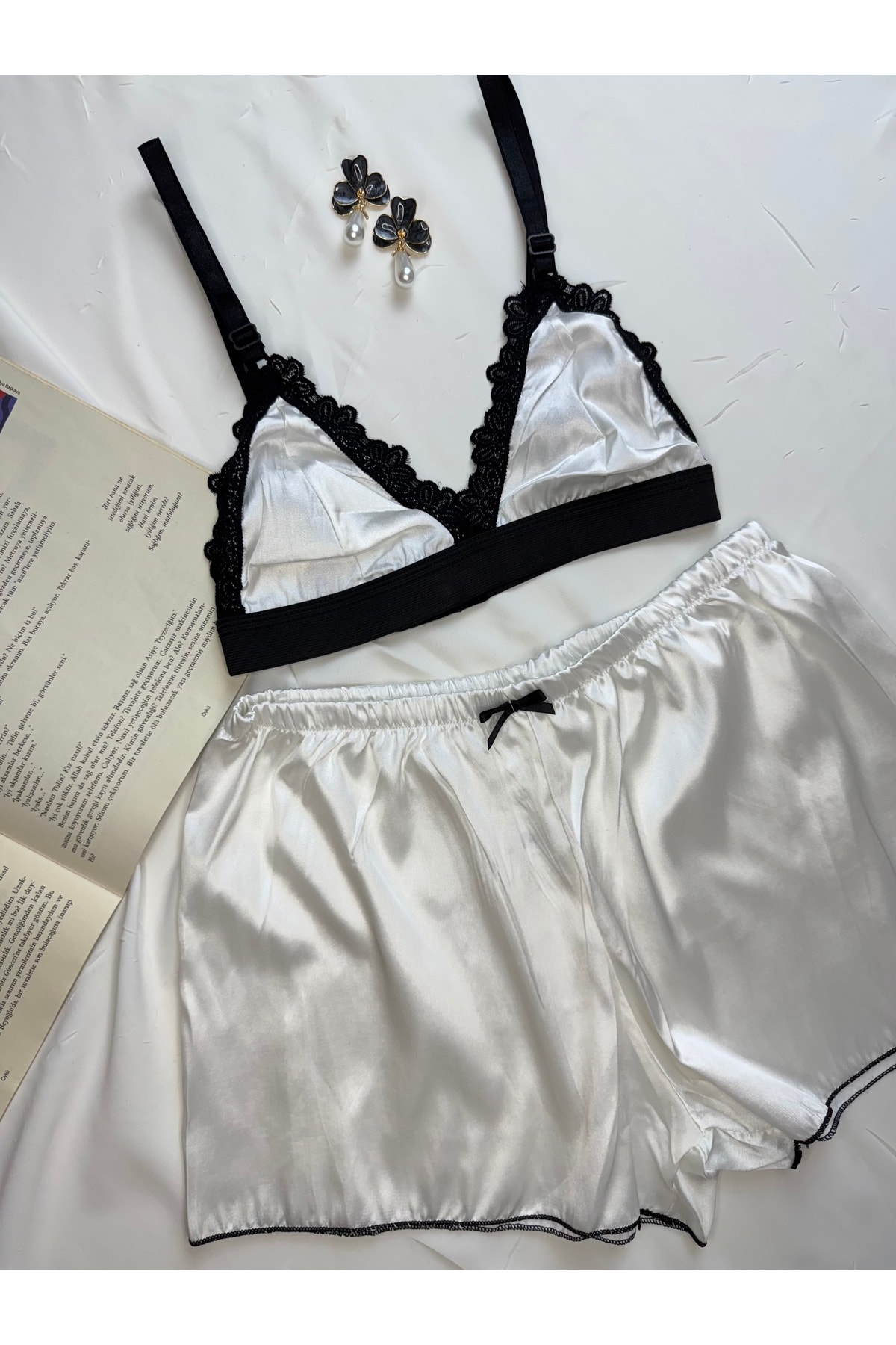 Büyük Leopar Desenli Saten Bralet Şort Pijama Takımı - beyaz siyah dantelli